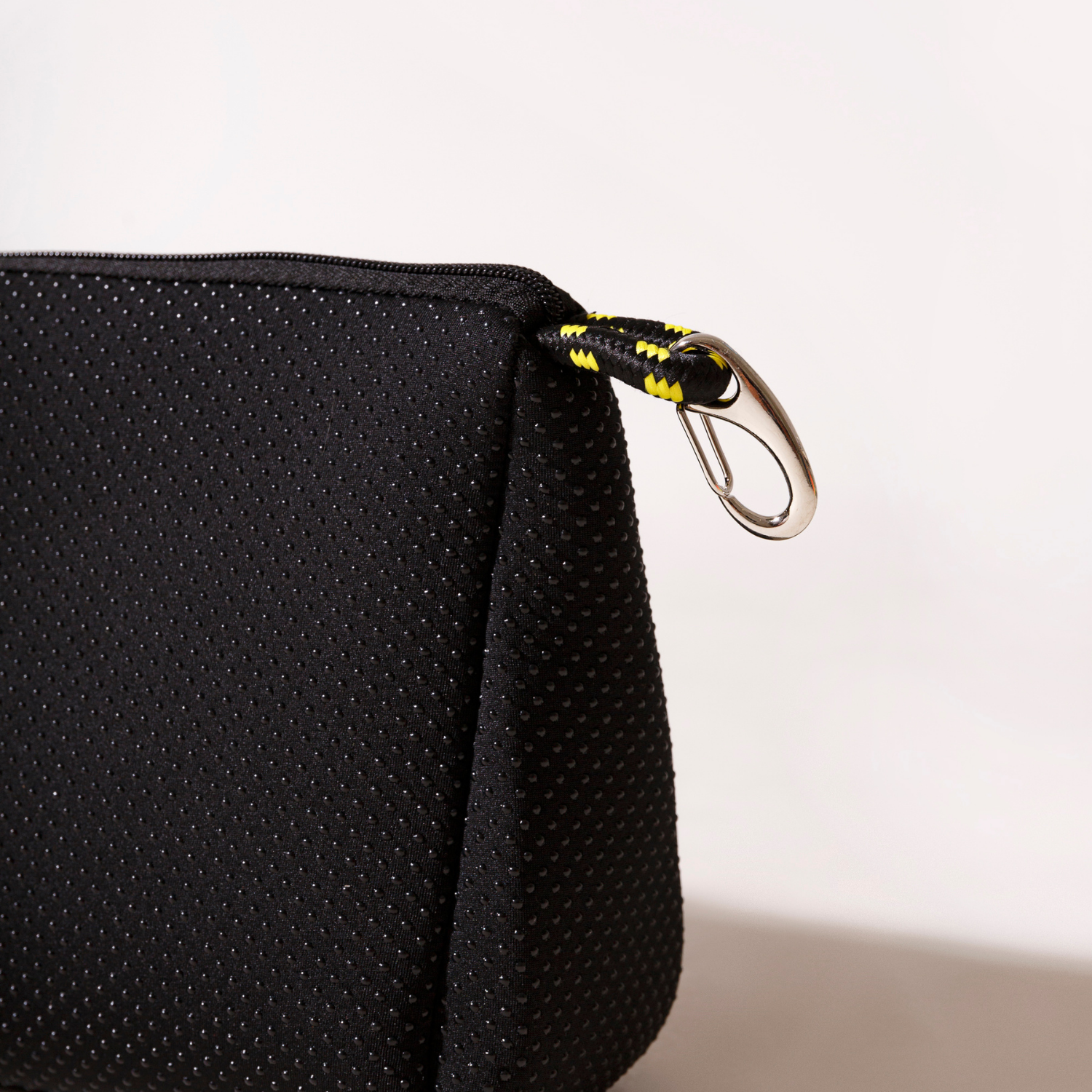 ESSENTIAL POUCH DOTTED BLACK