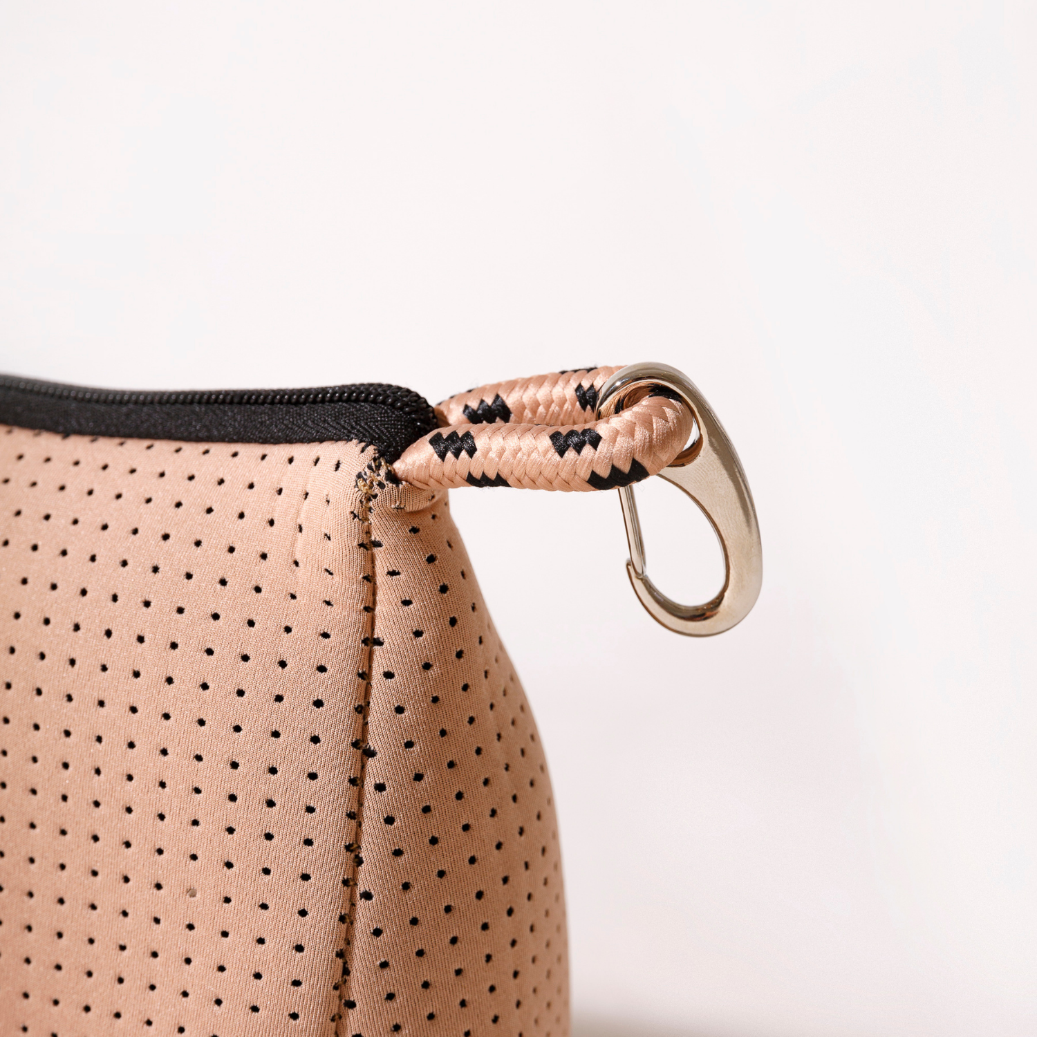 ESSENTIAL POUCH TAN