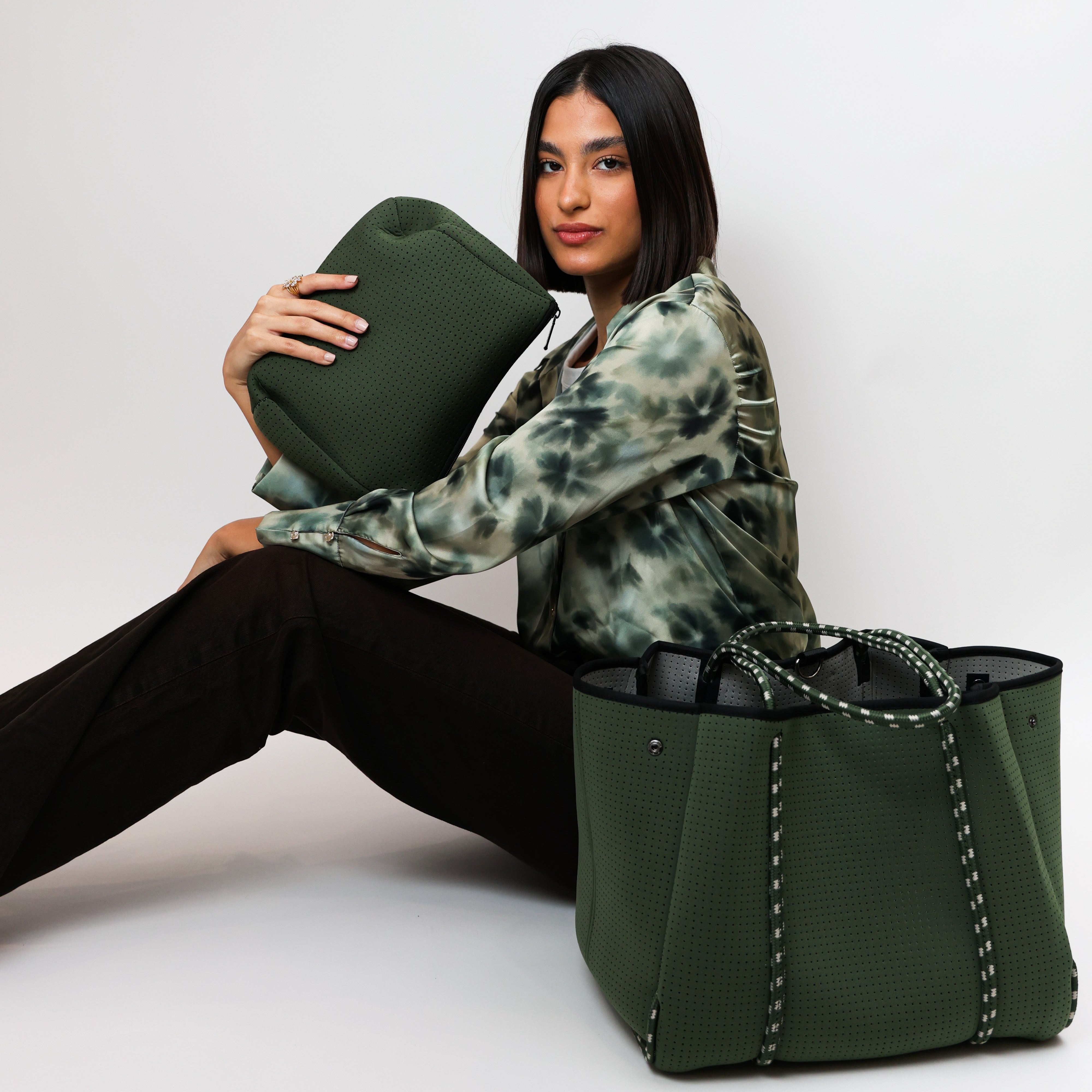 ESSENTIAL POUCH MOSS GREEN
