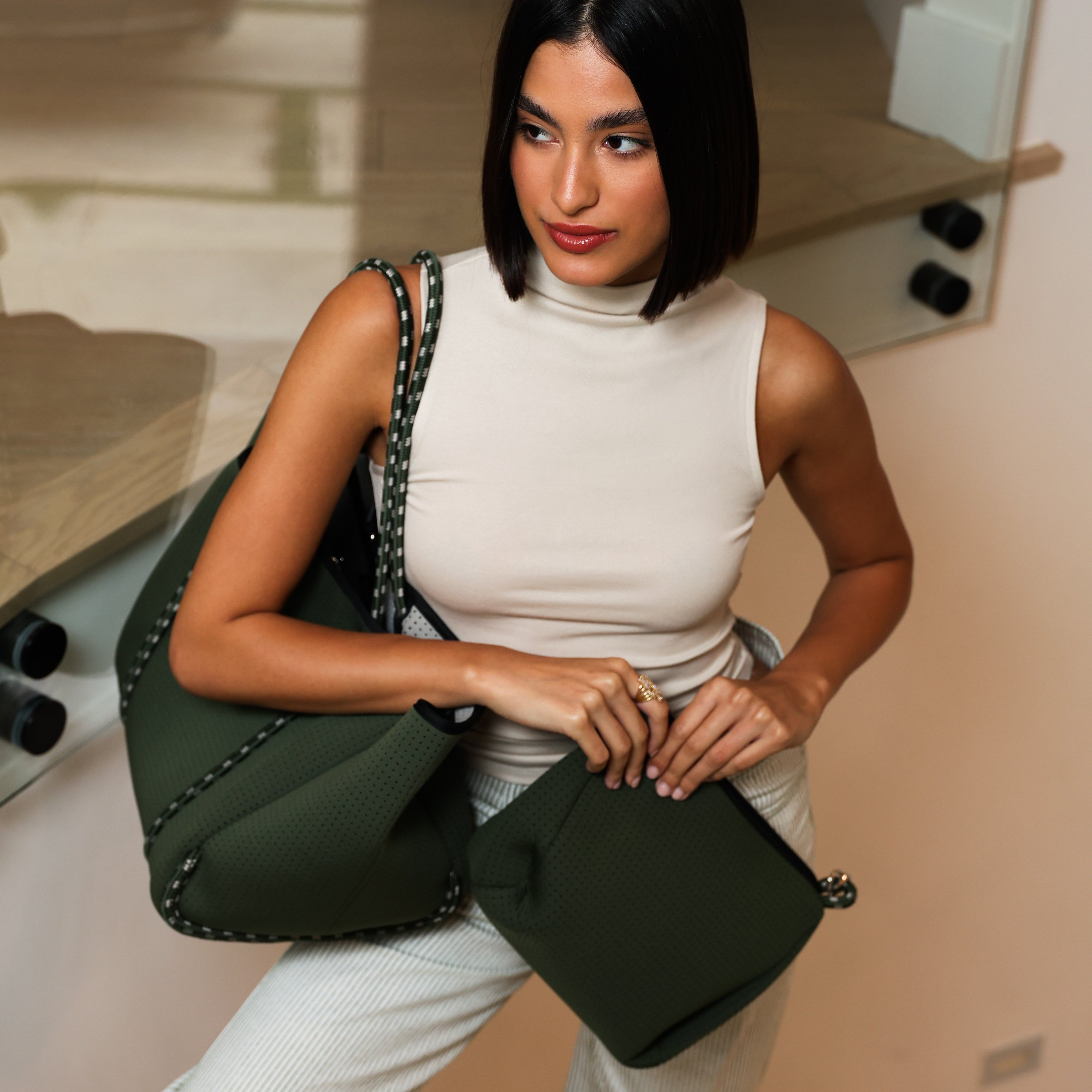 ESSENTIAL POUCH MOSS GREEN