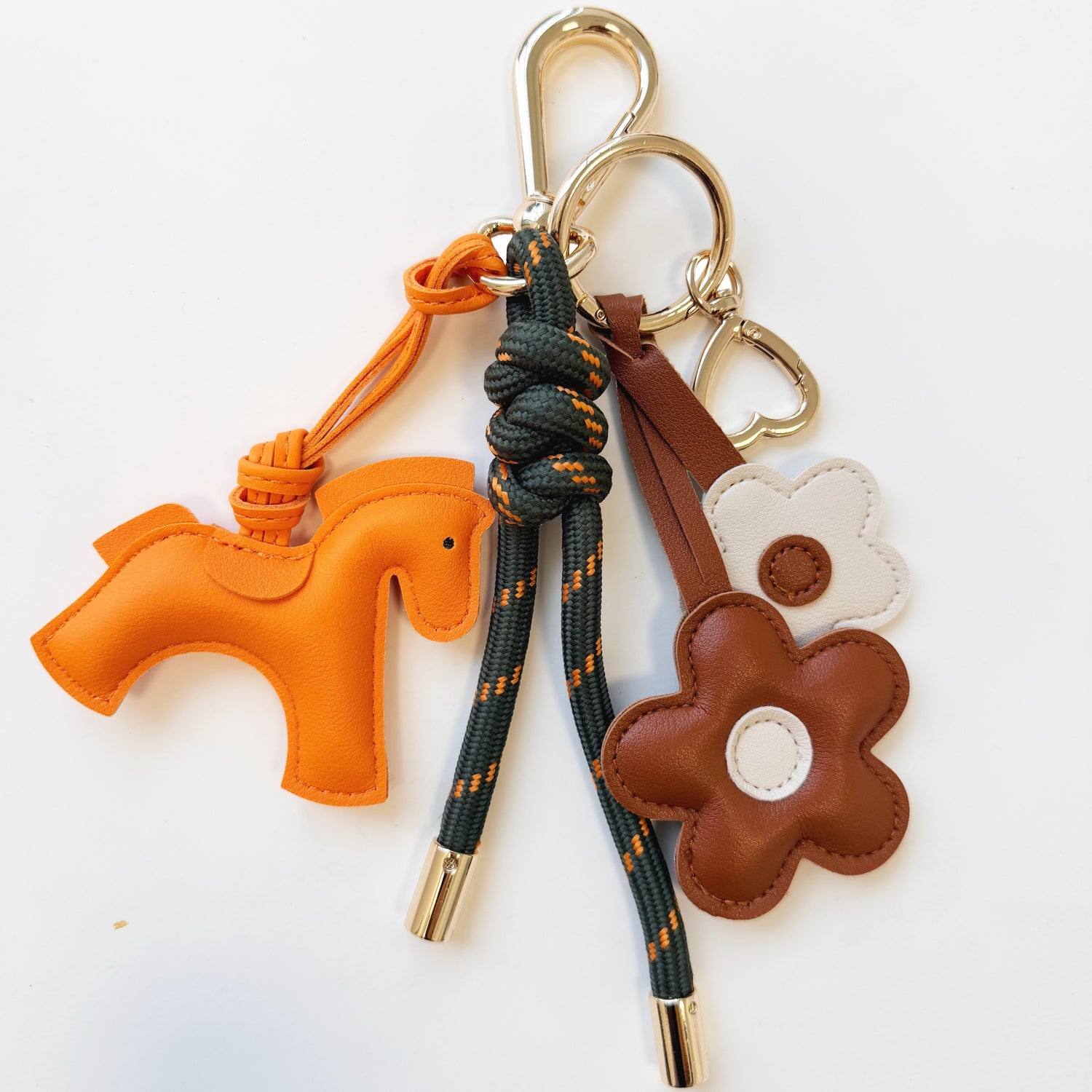 KEY CHAIN MOSS WITH CHARMS - ORANGE HORSE AND BROWN DAISIES