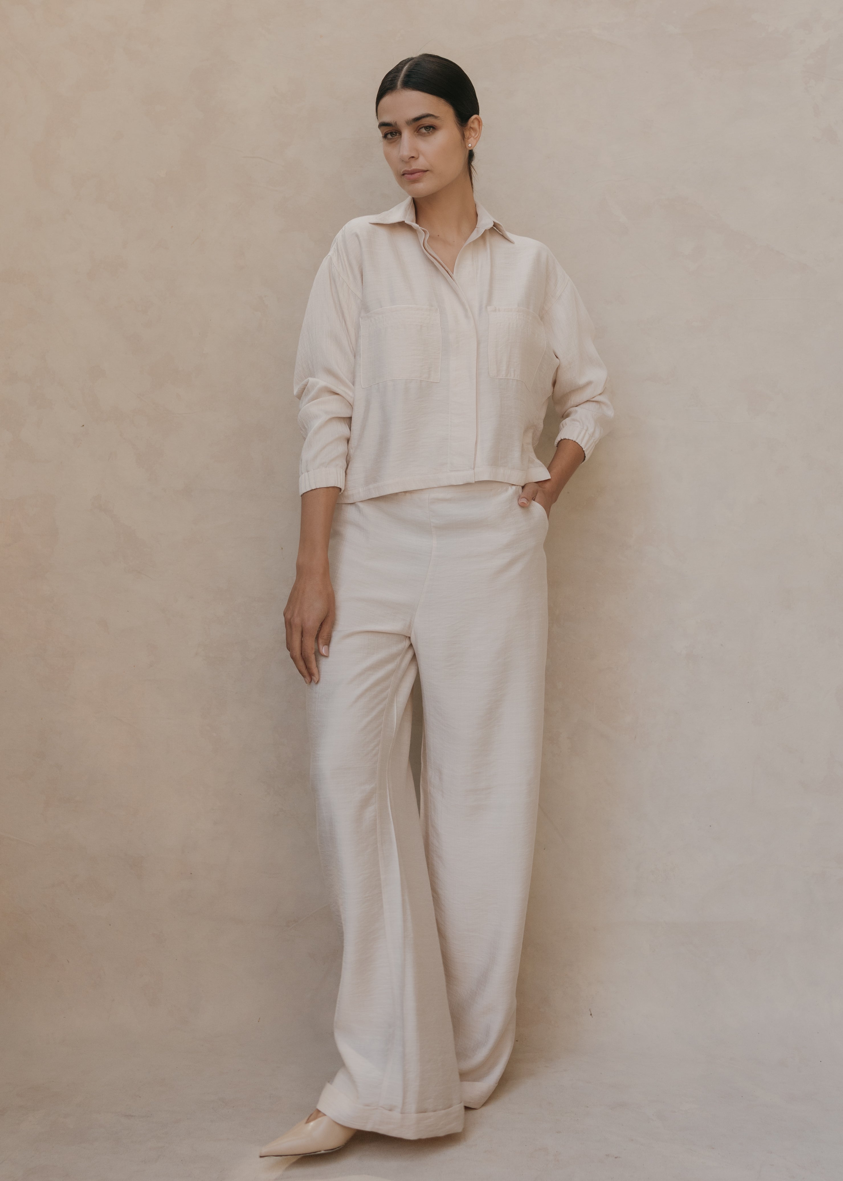 Camisa Lilith ivory con Pantalón Aurelie – look frontal en modelo