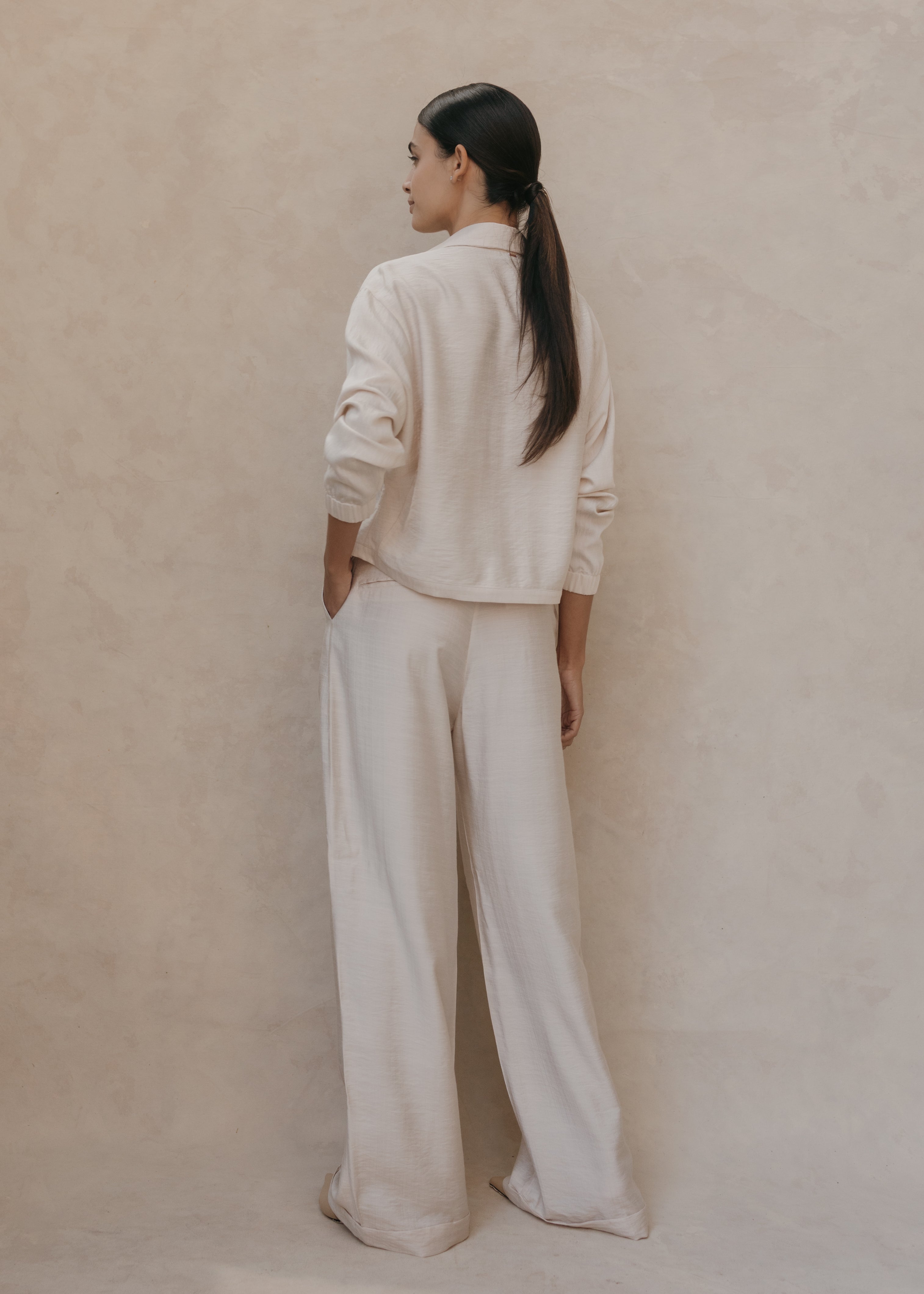 Camisa Lilith ivory con Pantalón Aurelie – vista posterior en modelo