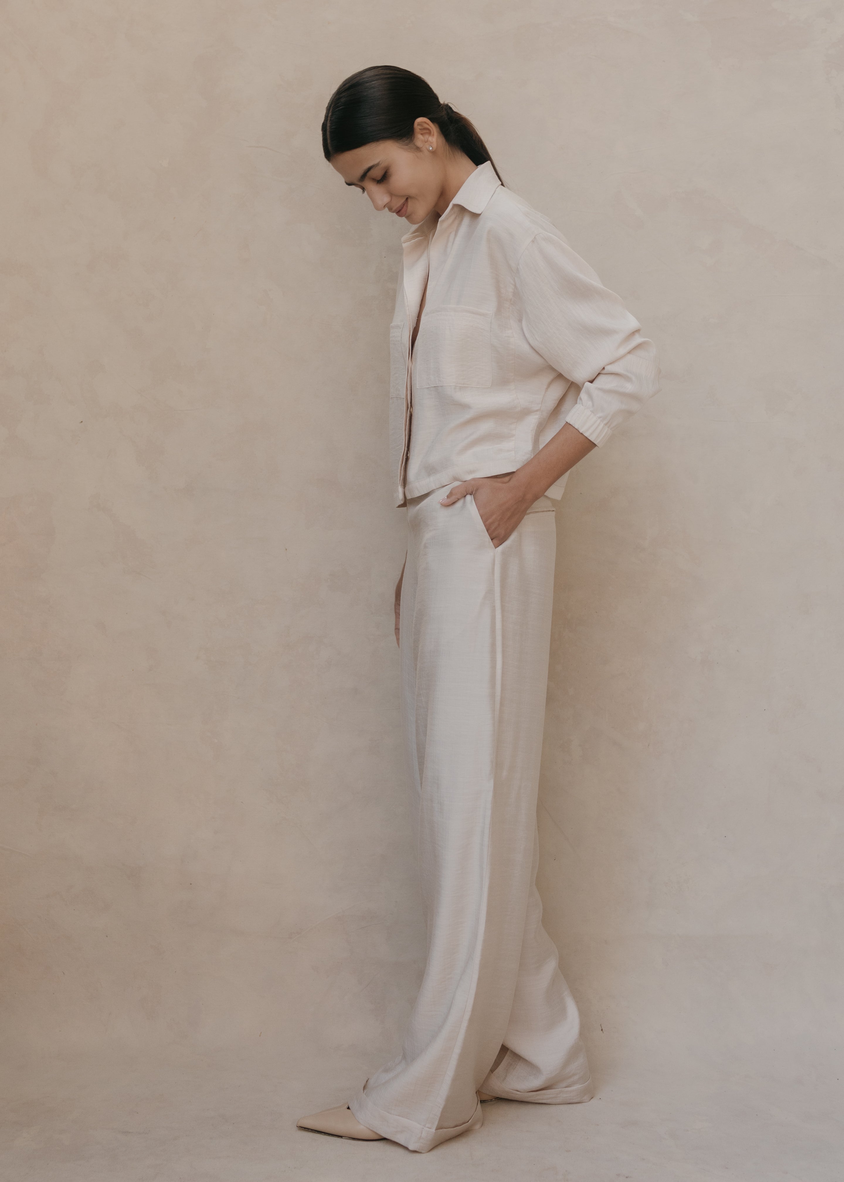 Modelo con Pantalón Aurelie ivory y Camisa Lilith, vista lateral