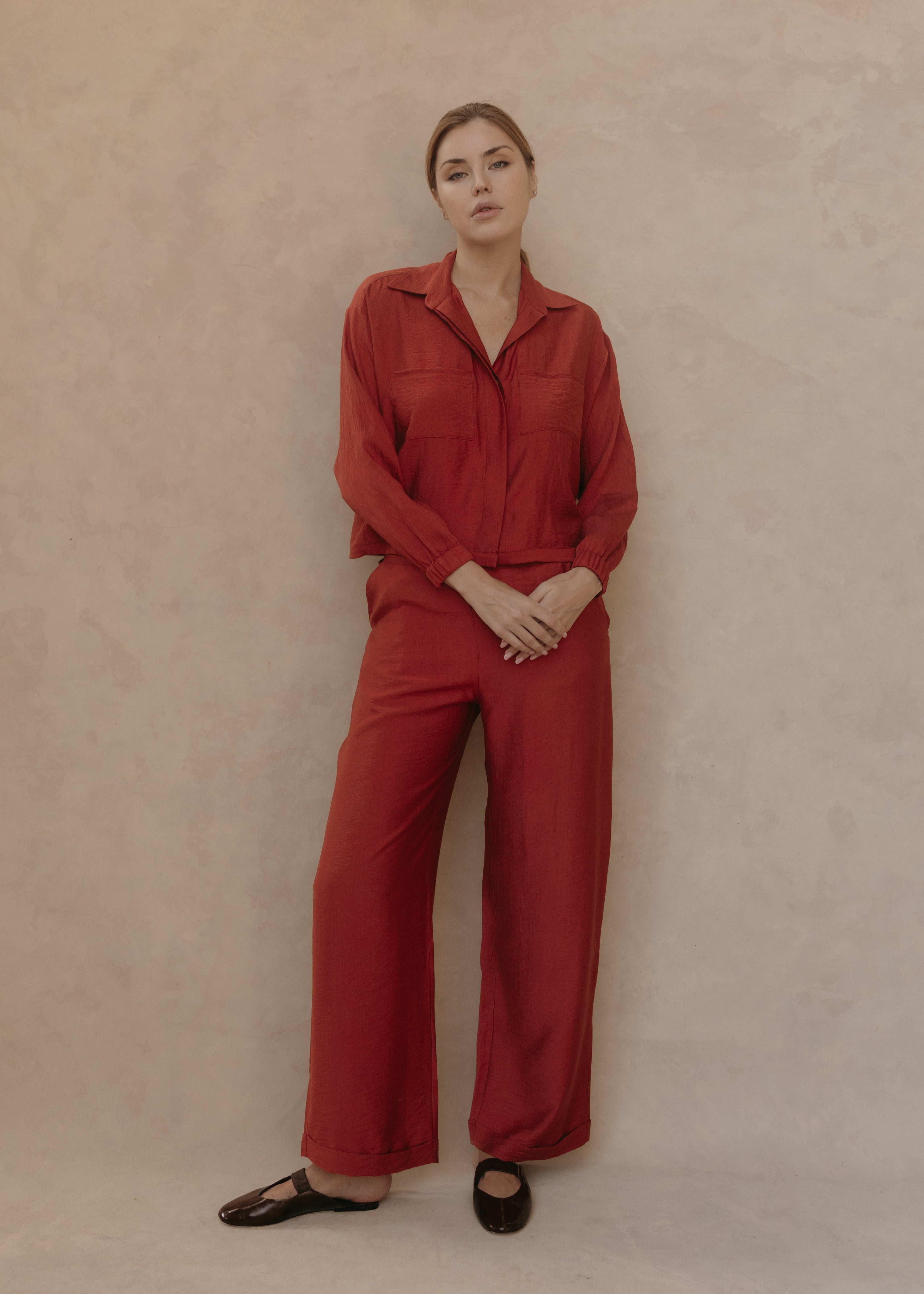 Camisa Lilith ladrillo con Pantalón Aurelie – look frontal en modelo