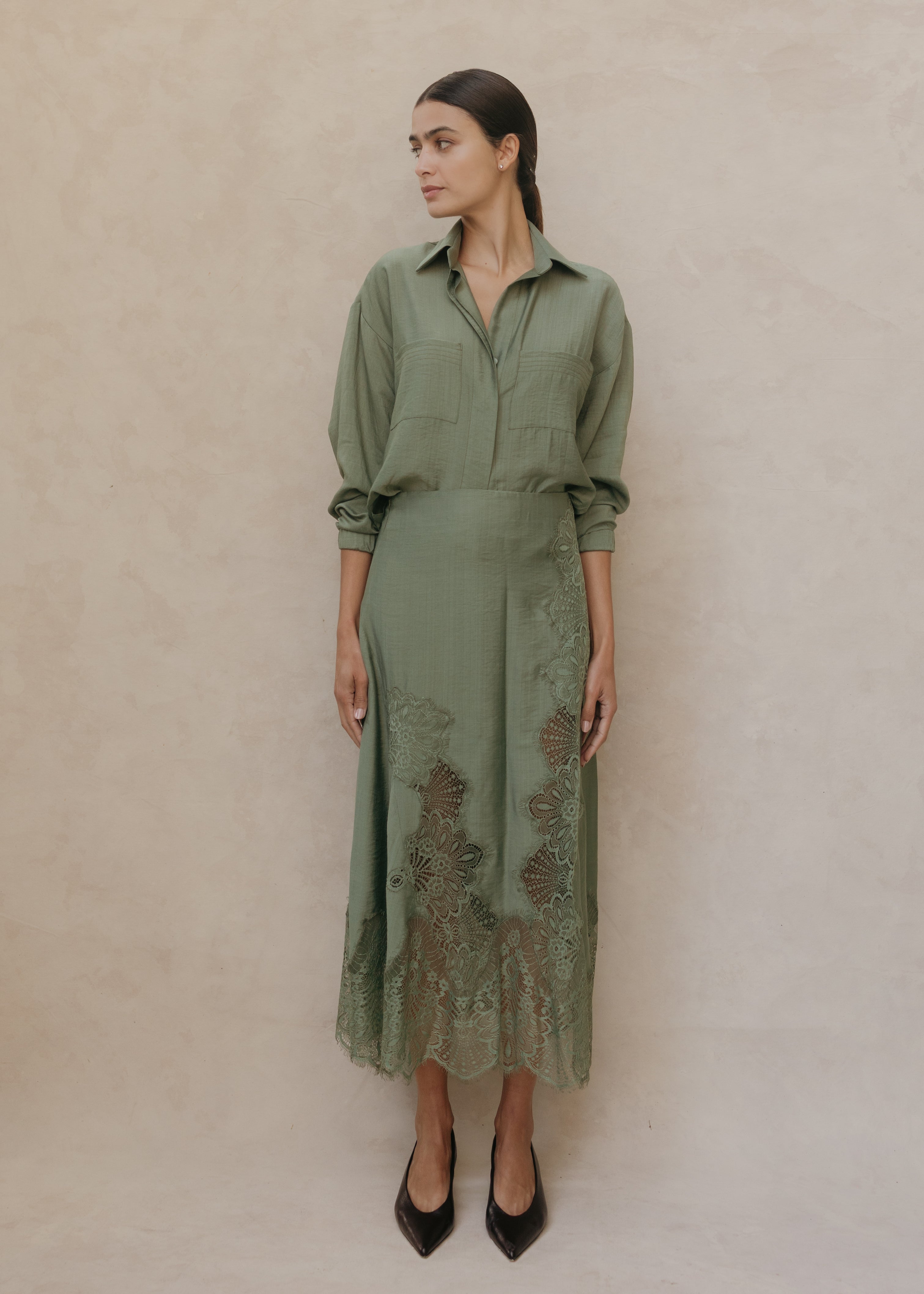 Camisa Lilith verde olivo con Falda Salome – look frontal en modelo