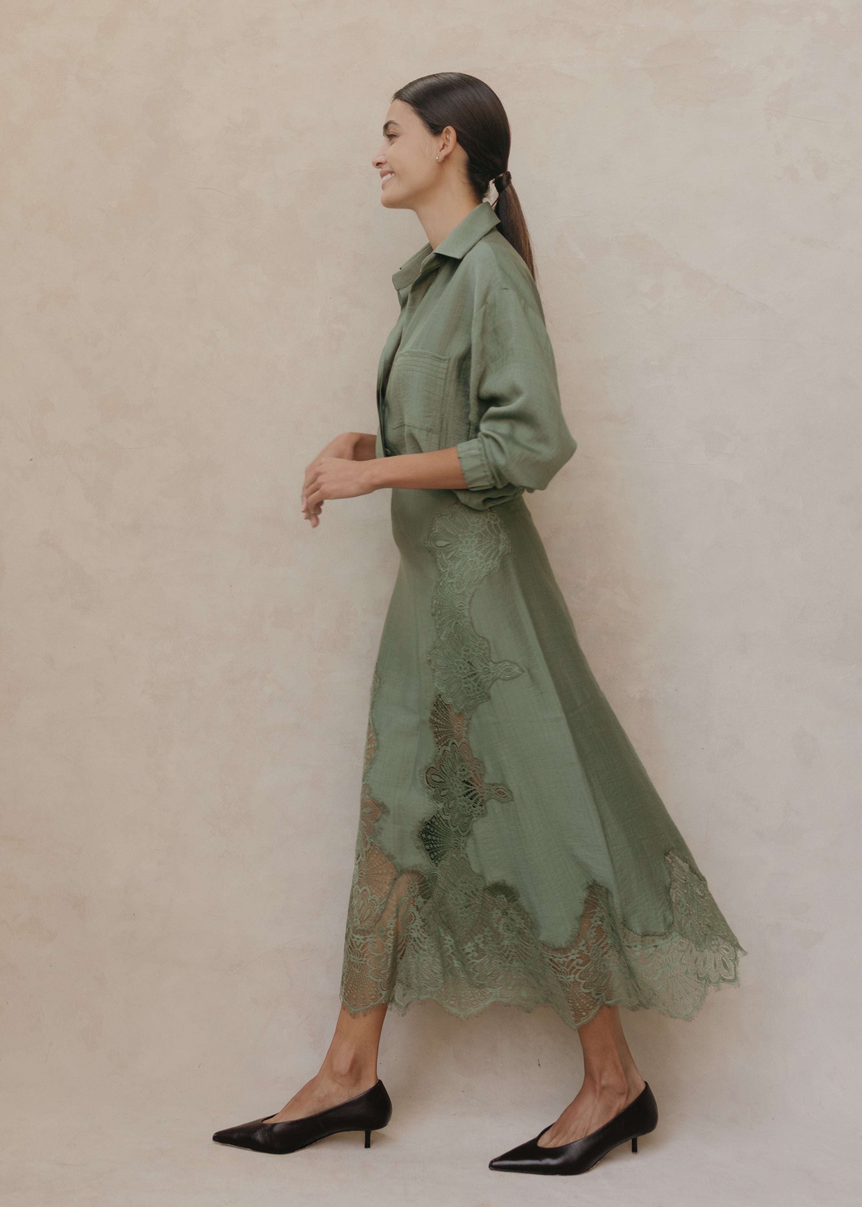 Camisa Lilith verde olivo con Falda Salome – vista lateral en modelo