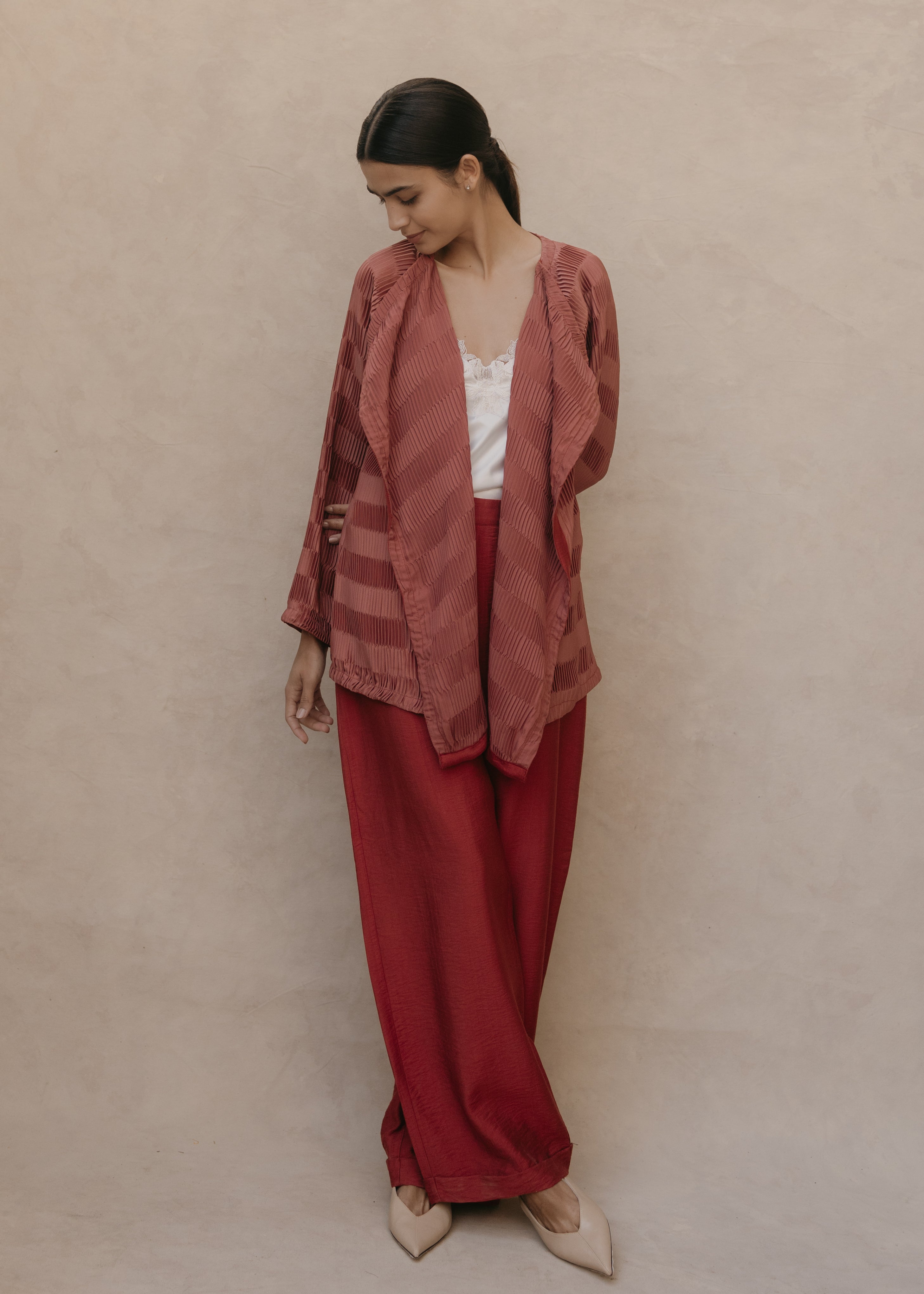 Kimono Maelle color ladrillo con pantalón a juego, pose frontal
