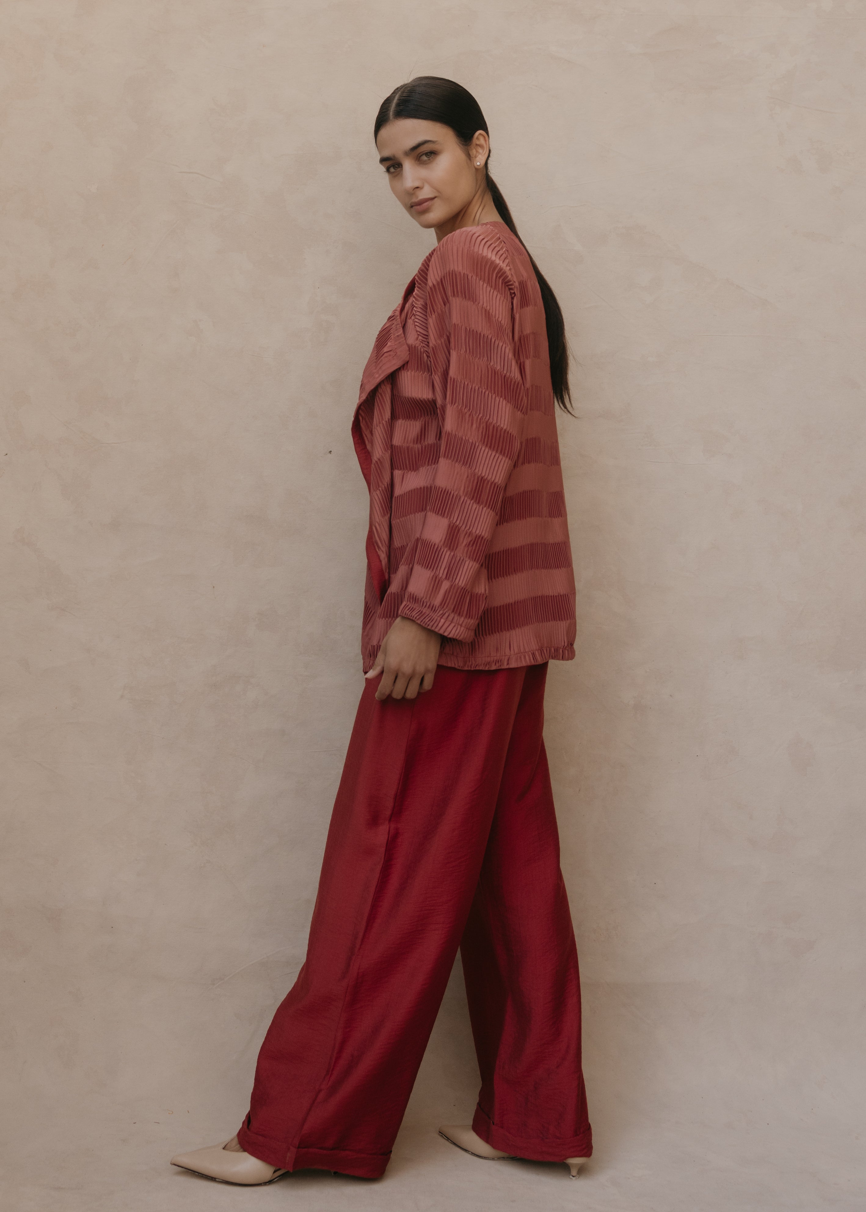 Kimono Maelle ladrillo plisado con Pantalón Aurelie, vista lateral