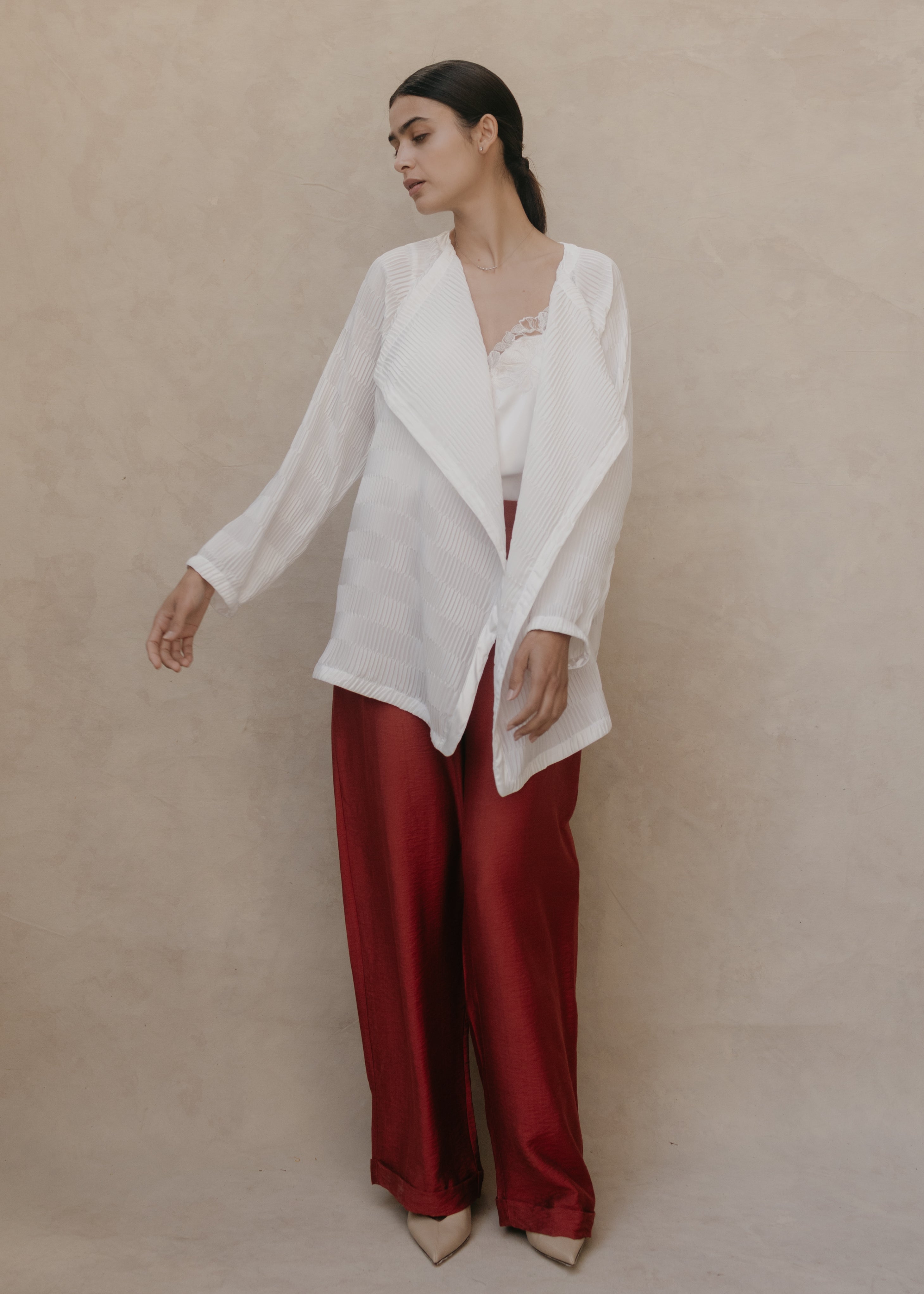 Kimono Maelle ivory plisado con pantalón rojo, vista frontal editorial