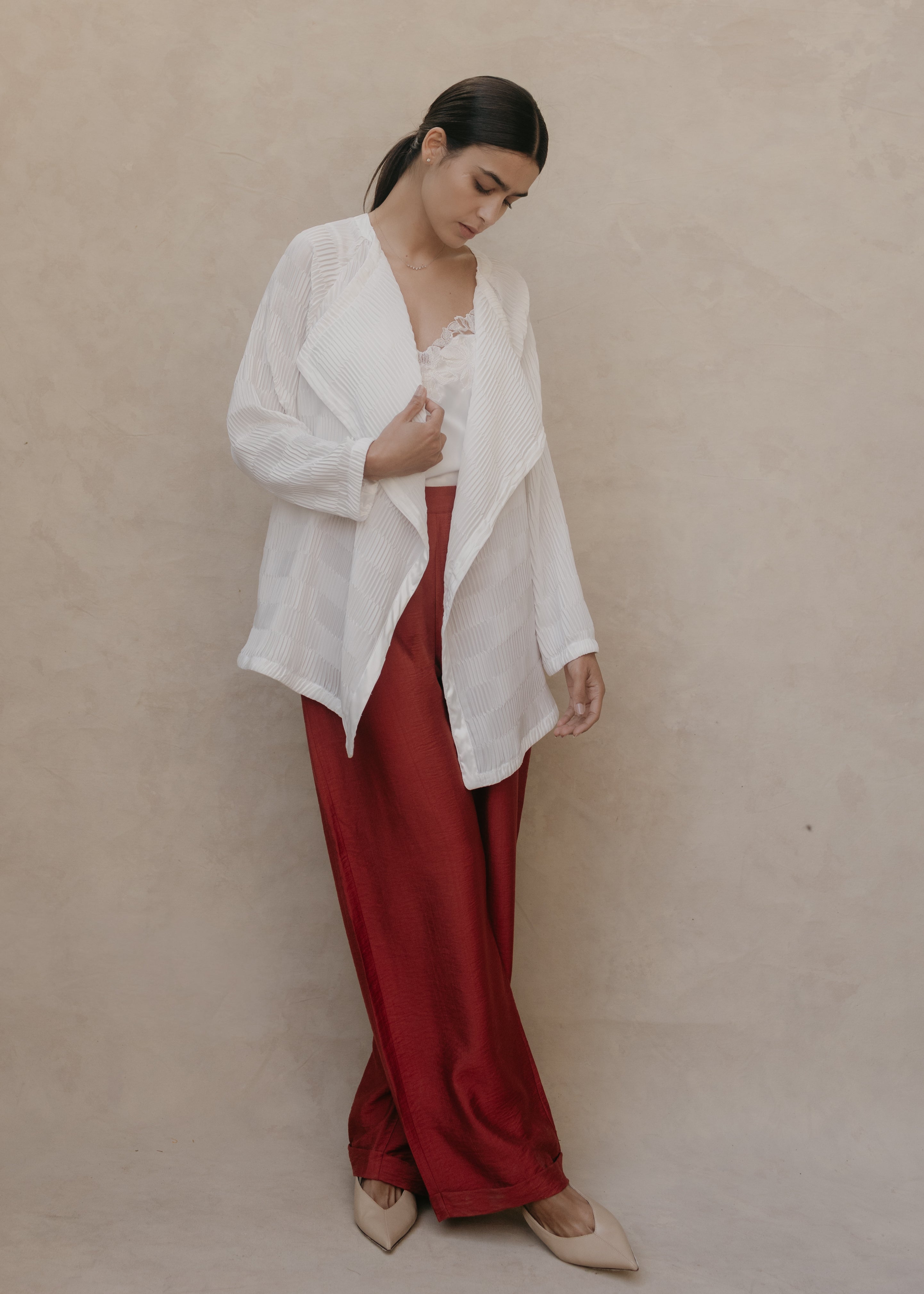 Kimono Maelle ivory plisado con pantalón rojo, pose frontal