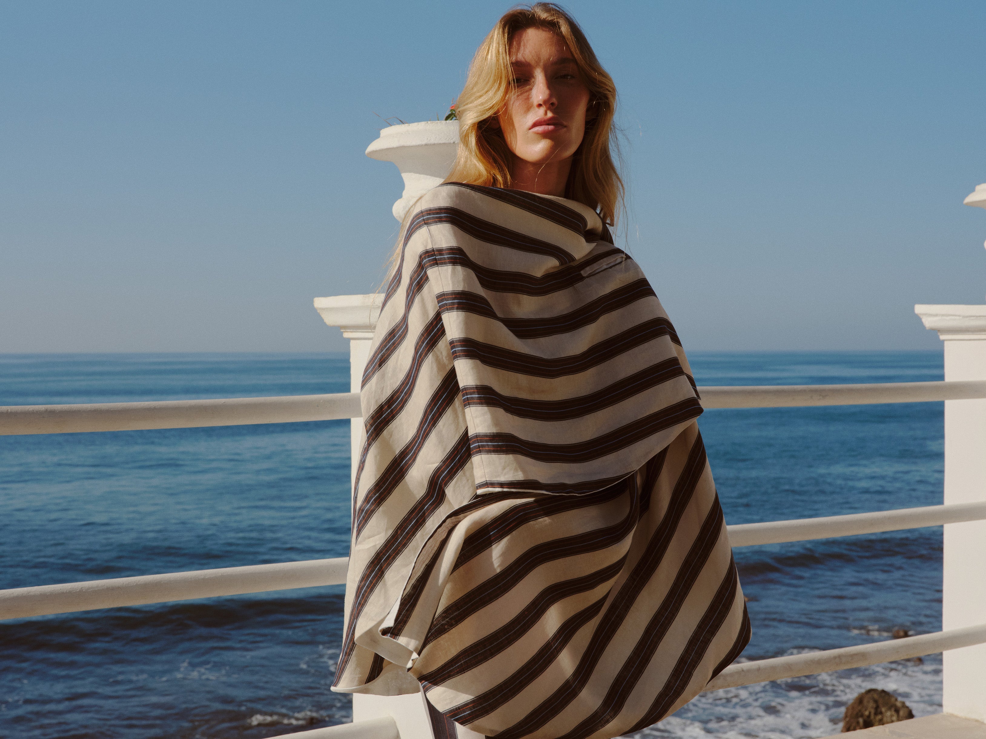 Cavalo Embroidered Linen Poncho / Ivory and Navy