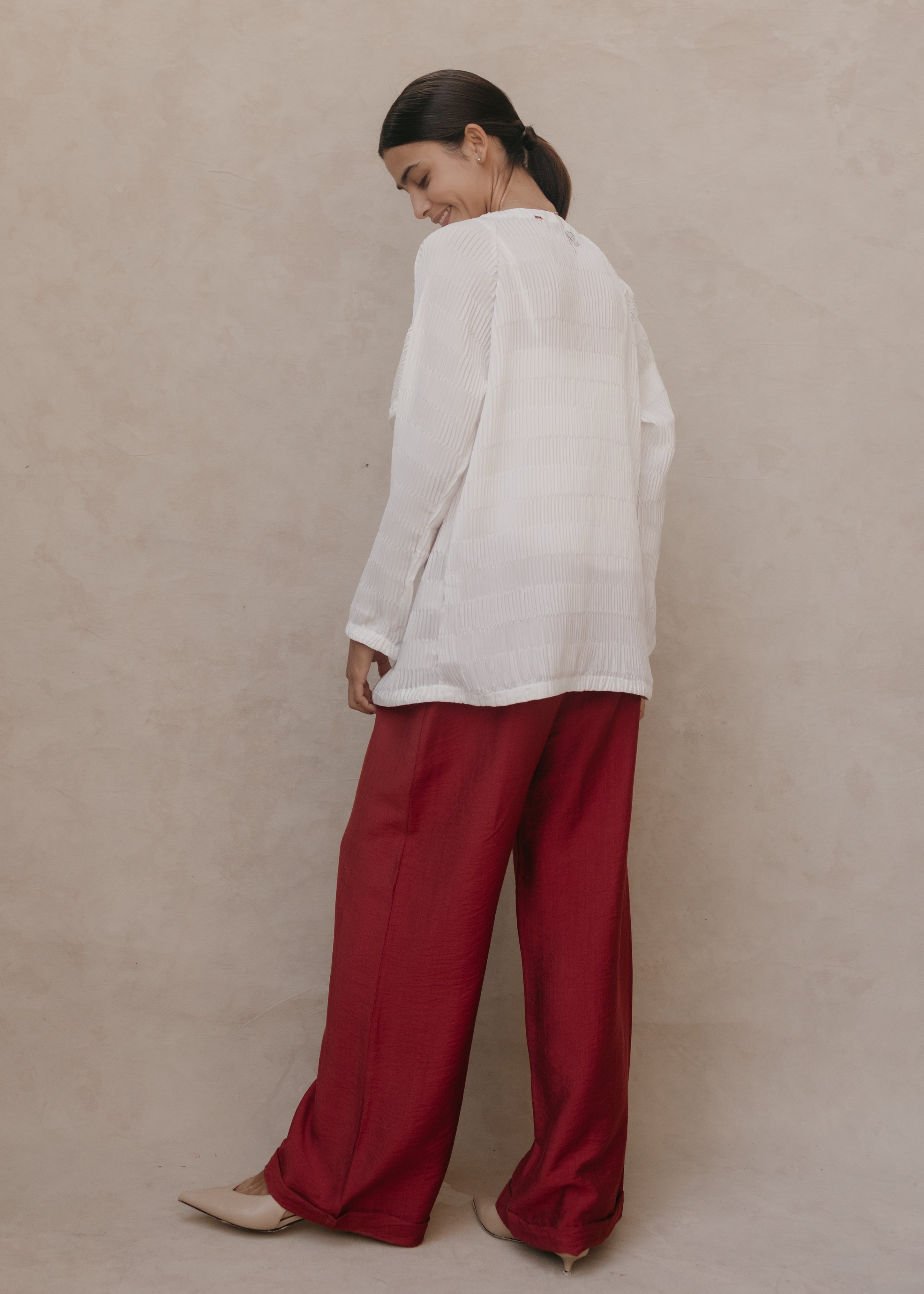 Kimono Maelle ivory plisado con Pantalón Aurelie, vista posterior