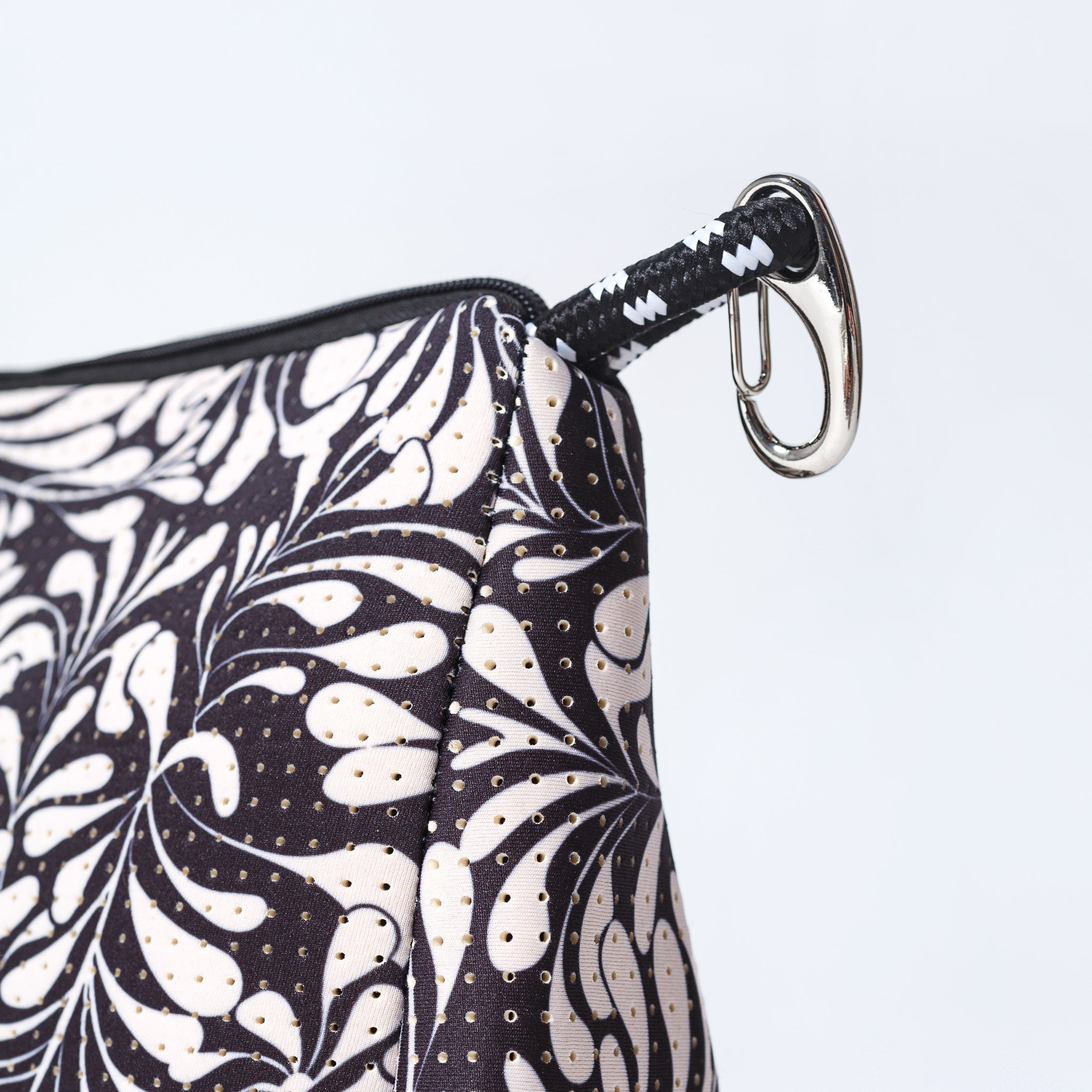 ESSENTIAL POUCH PALM DREAMS BLACK