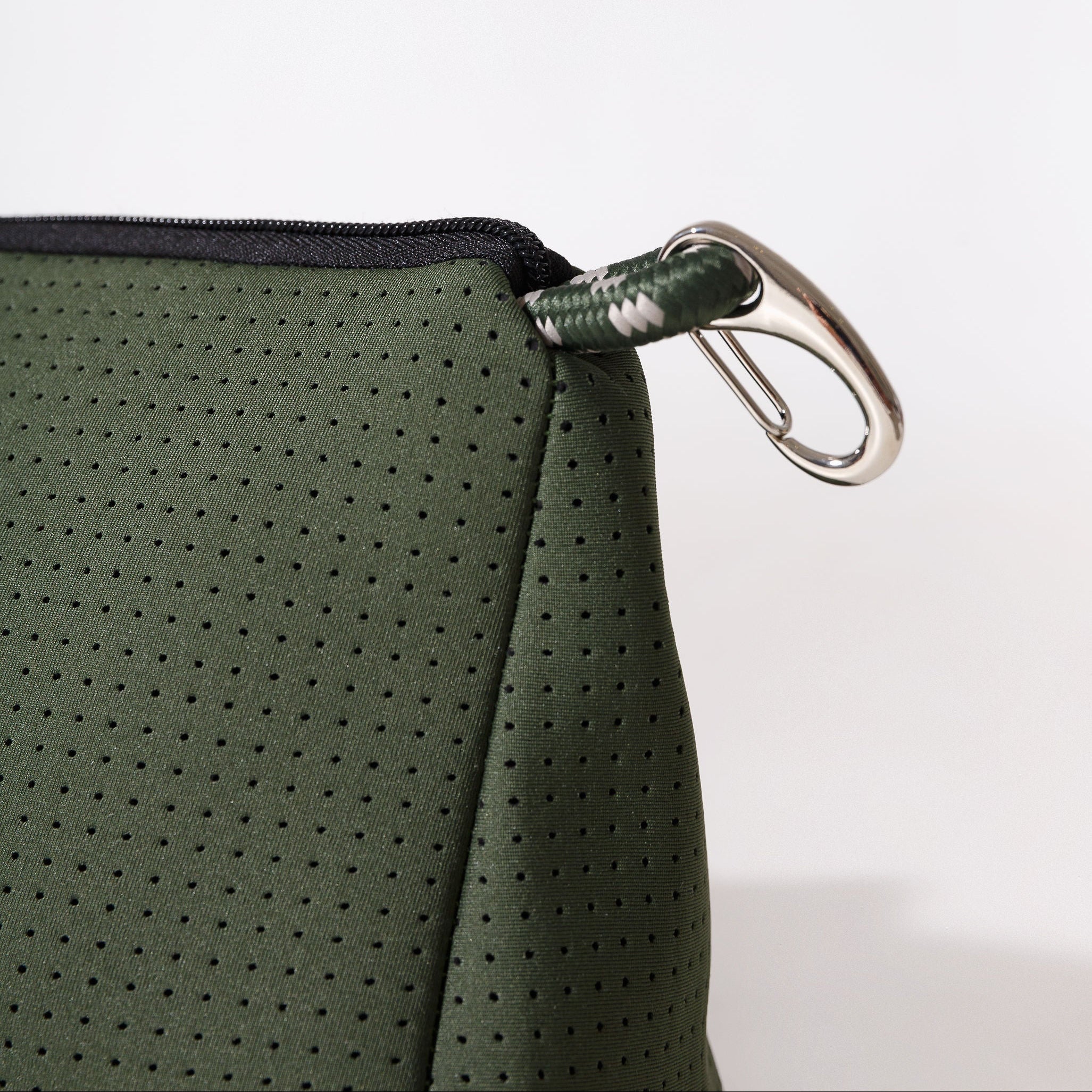 ESSENTIAL POUCH MOSS GREEN