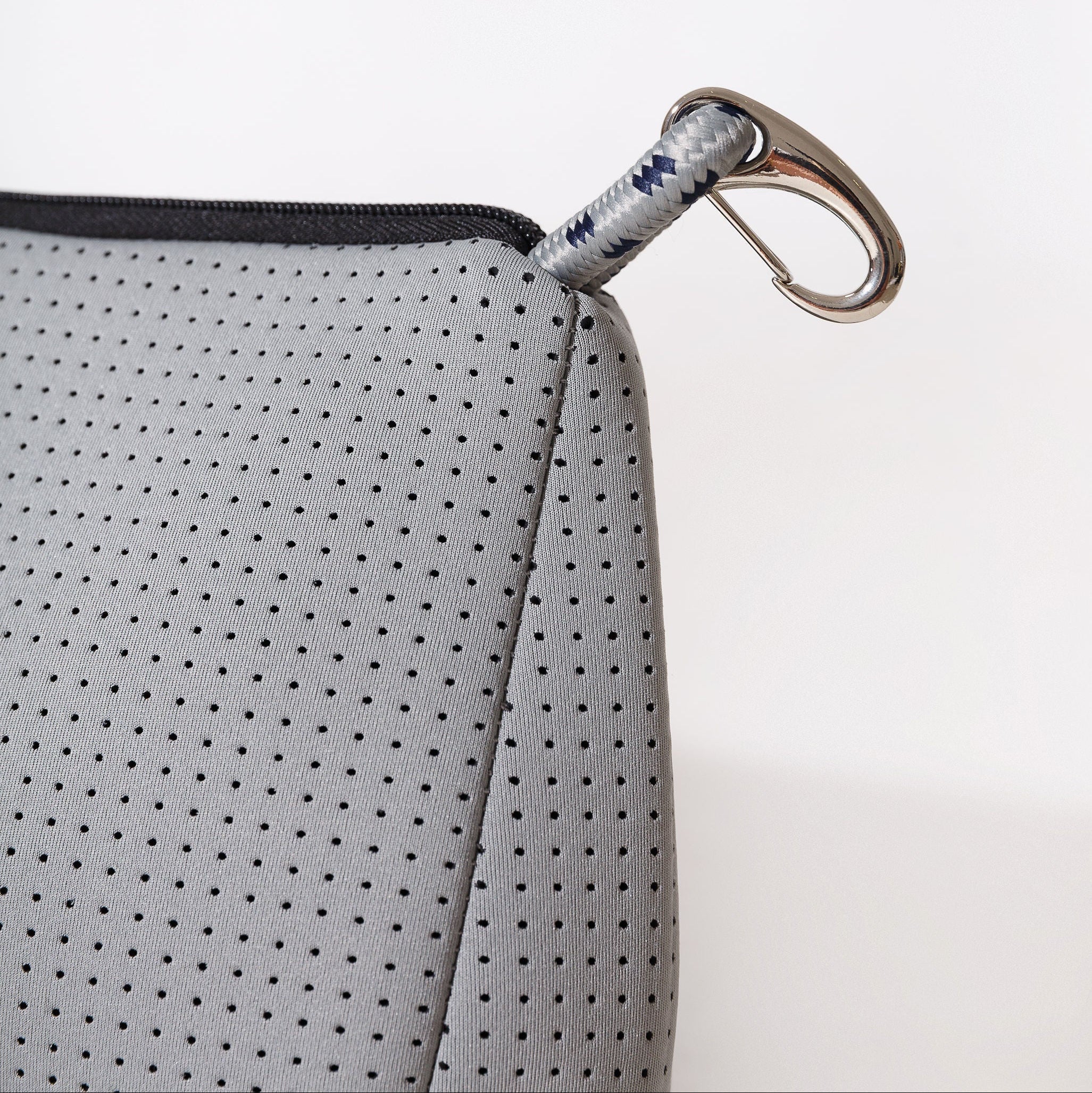 ESSENTIAL POUCH STONE GREY