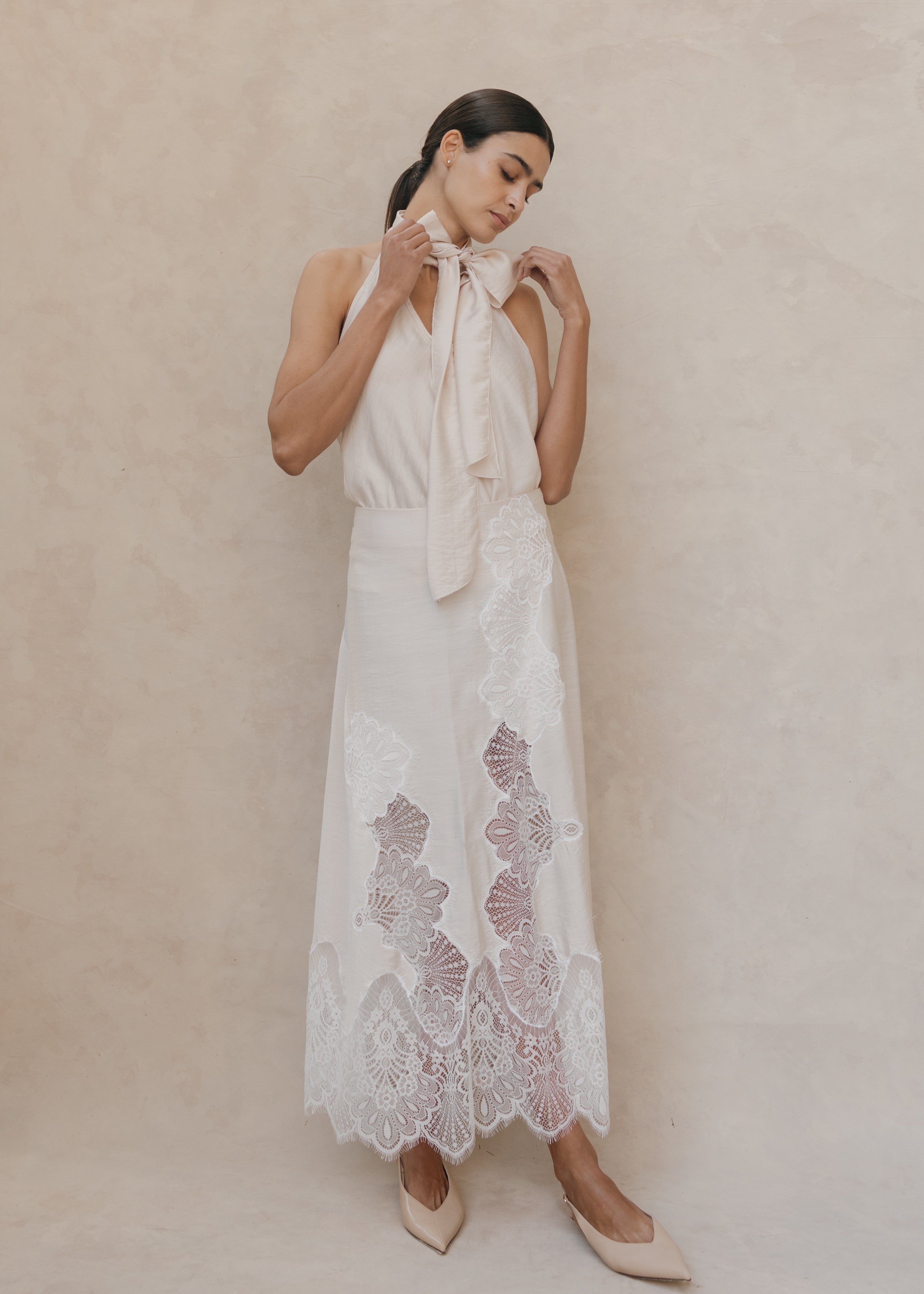 Falda Salome color ivory con Top Antonia – look editorial en modelo