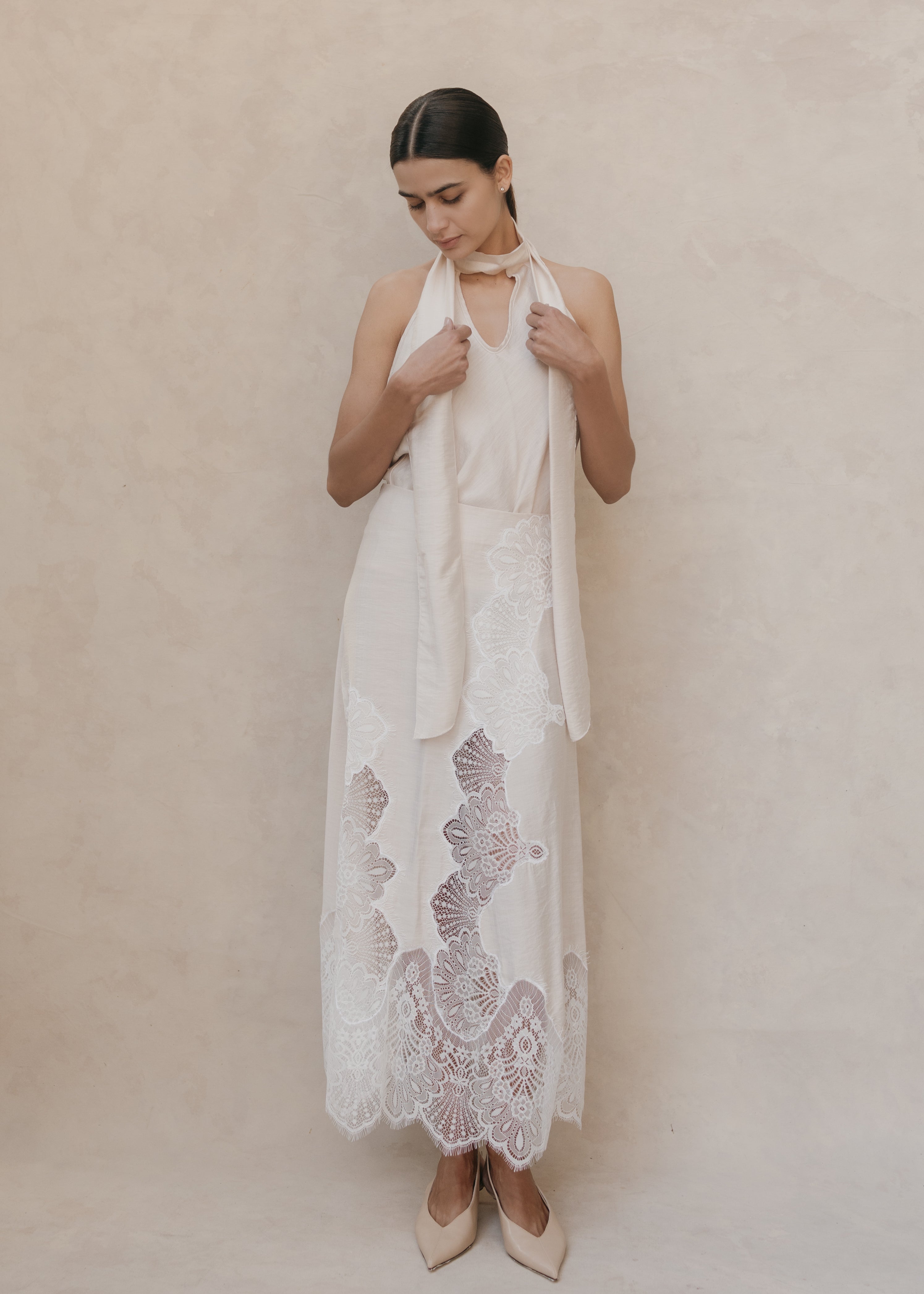 Modelo con Top Antonia ivory y falda Salome ivory, look de lino