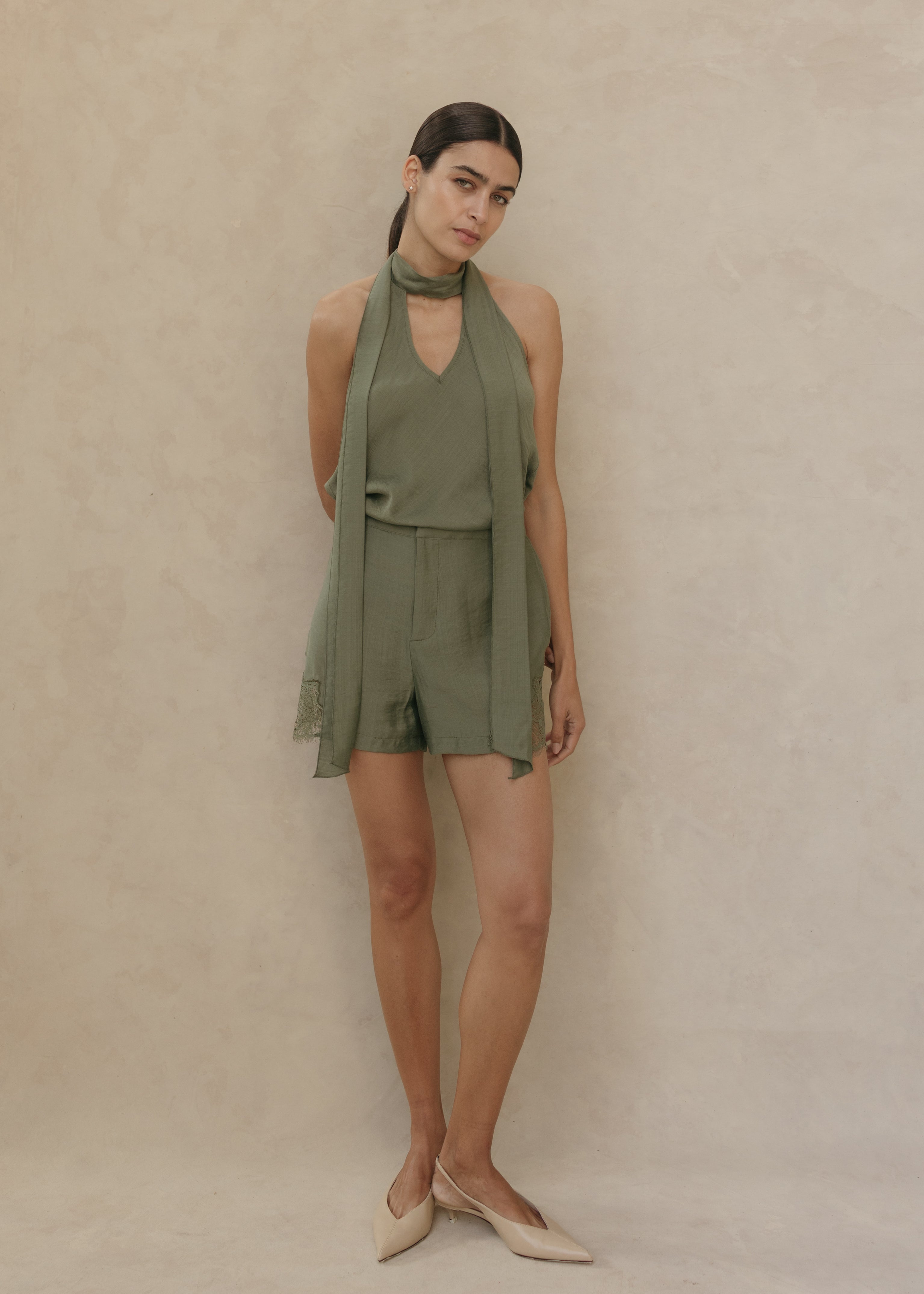 Modelo con Top Antonia verde olivo y short Anabelle, look ENTOS