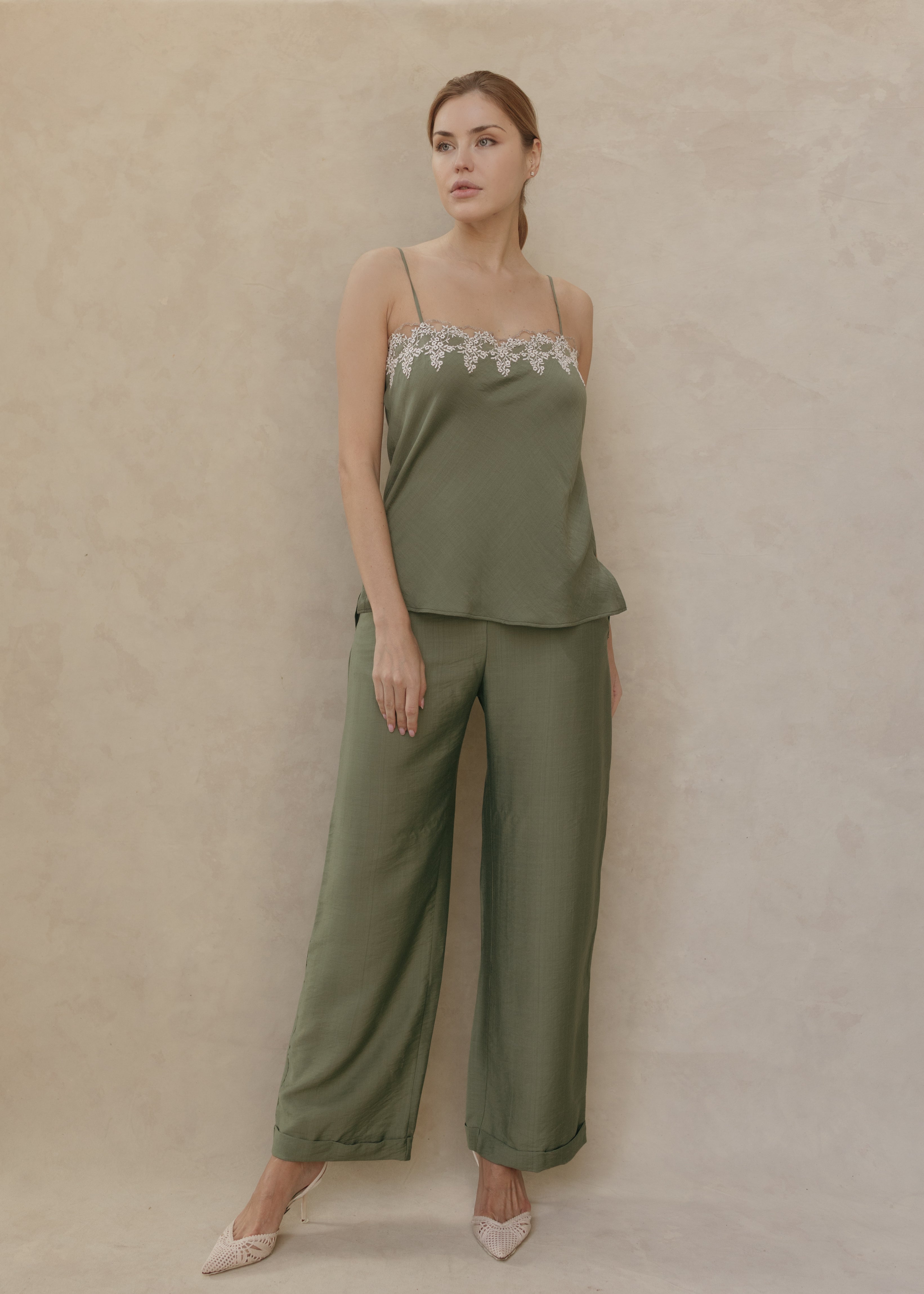 Top Leah color verde olivo con Pantalón Aurelie – vista frontal editorial