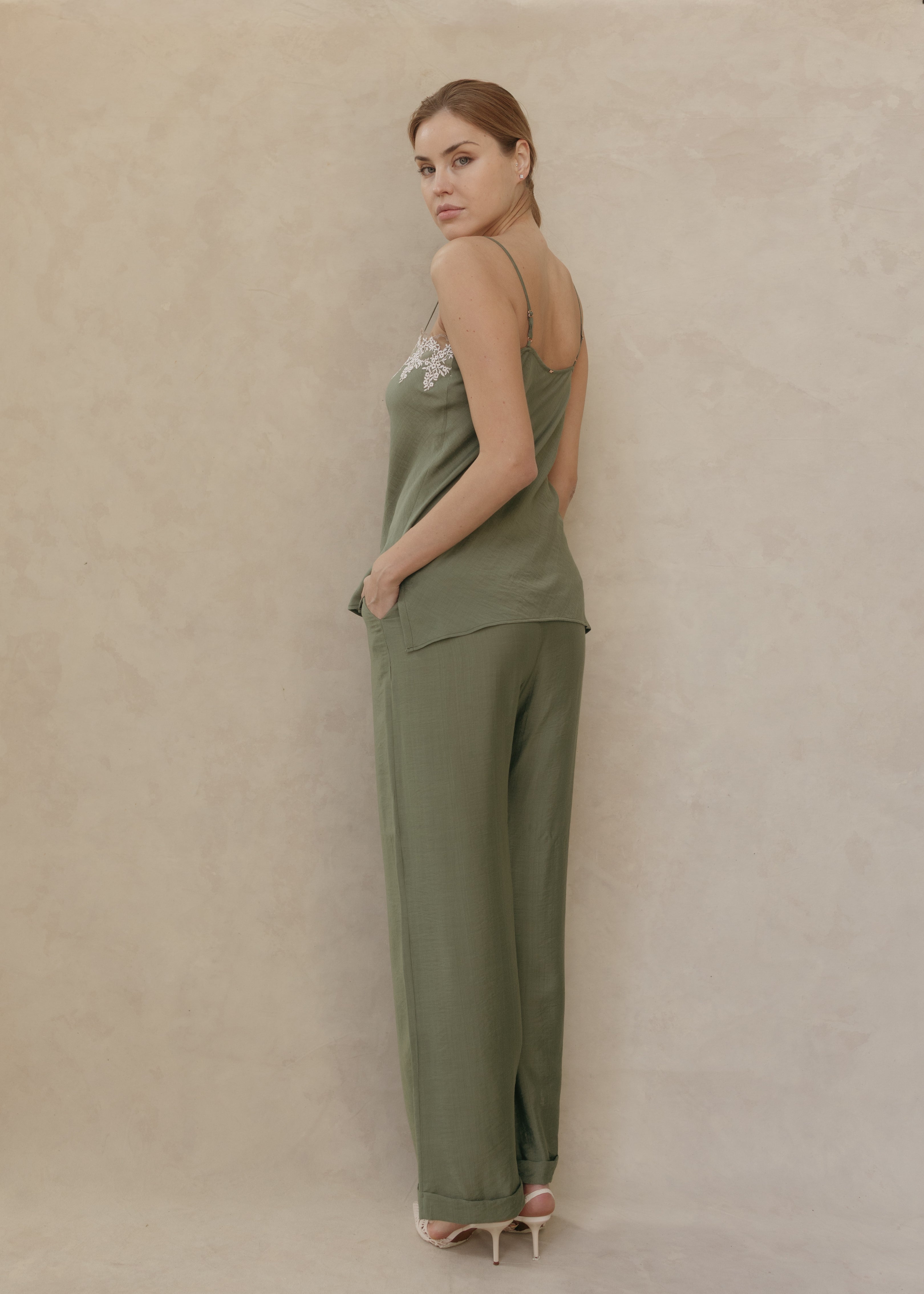 Top Leah color verde olivo con Pantalón Aurelie – vista lateral en modelo