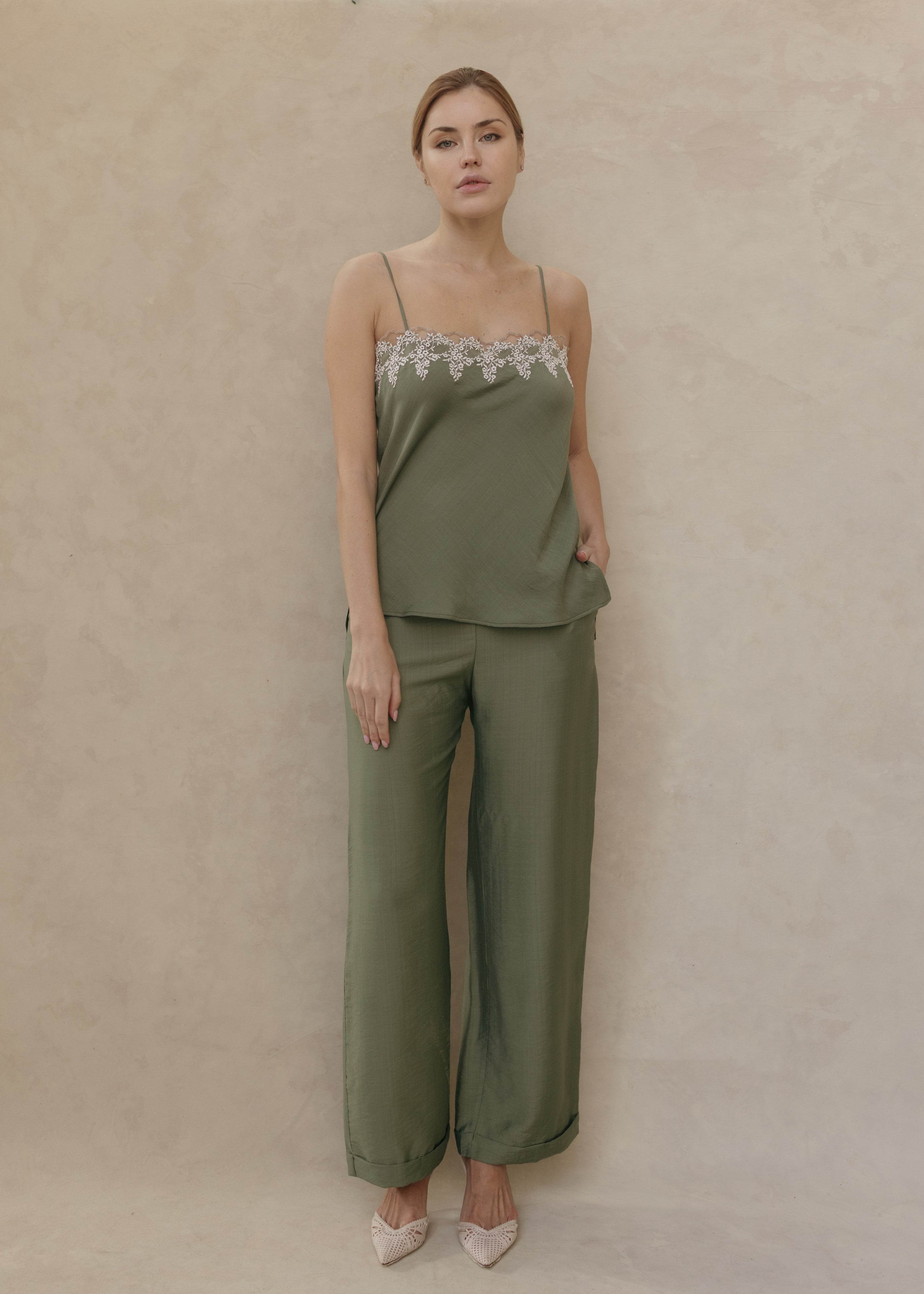 Top Leah color verde olivo con Pantalón Aurelie – look frontal en modelo