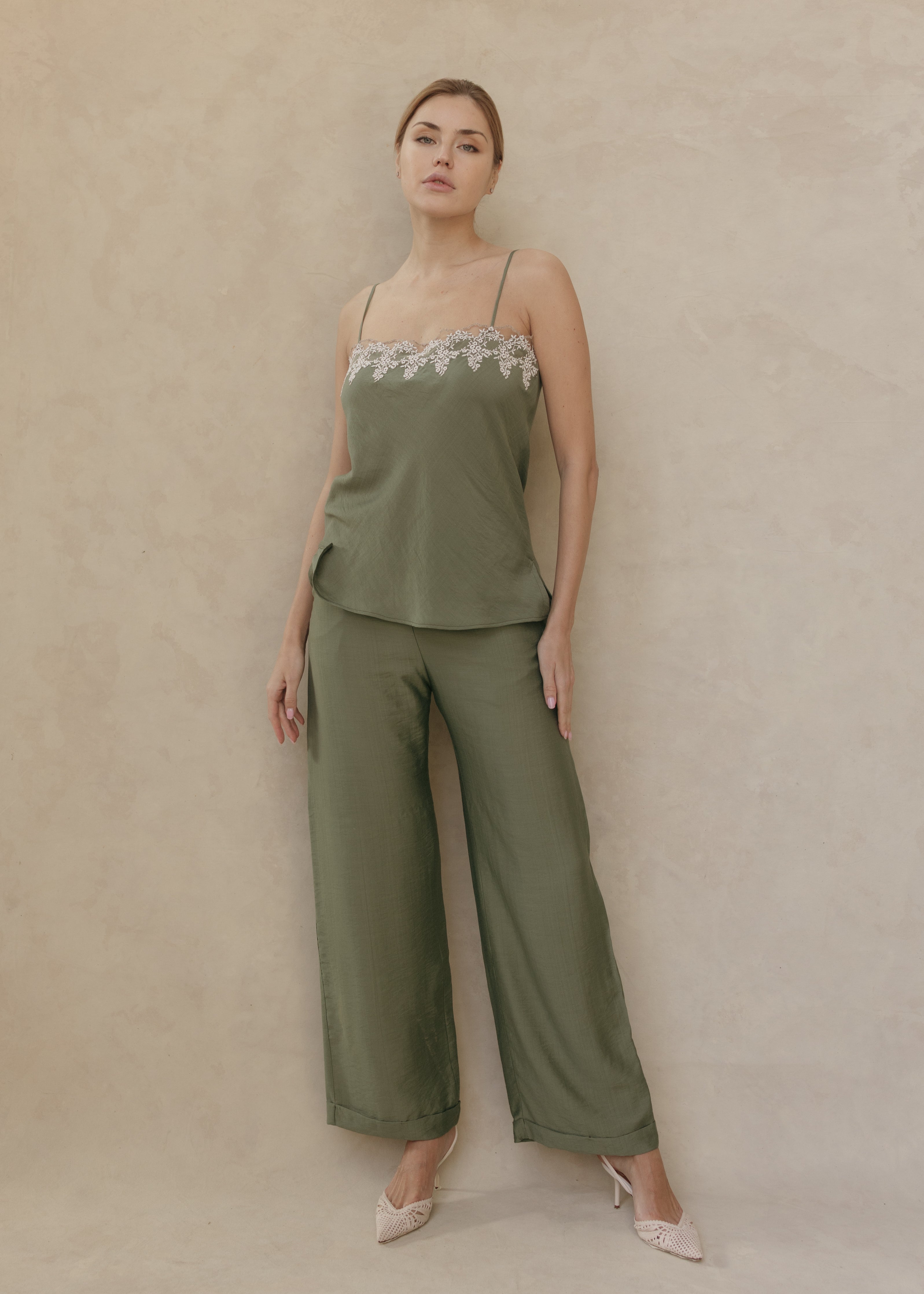 Modelo con Pantalón Aurelie verde olivo y Top Leah a juego, vista frontal