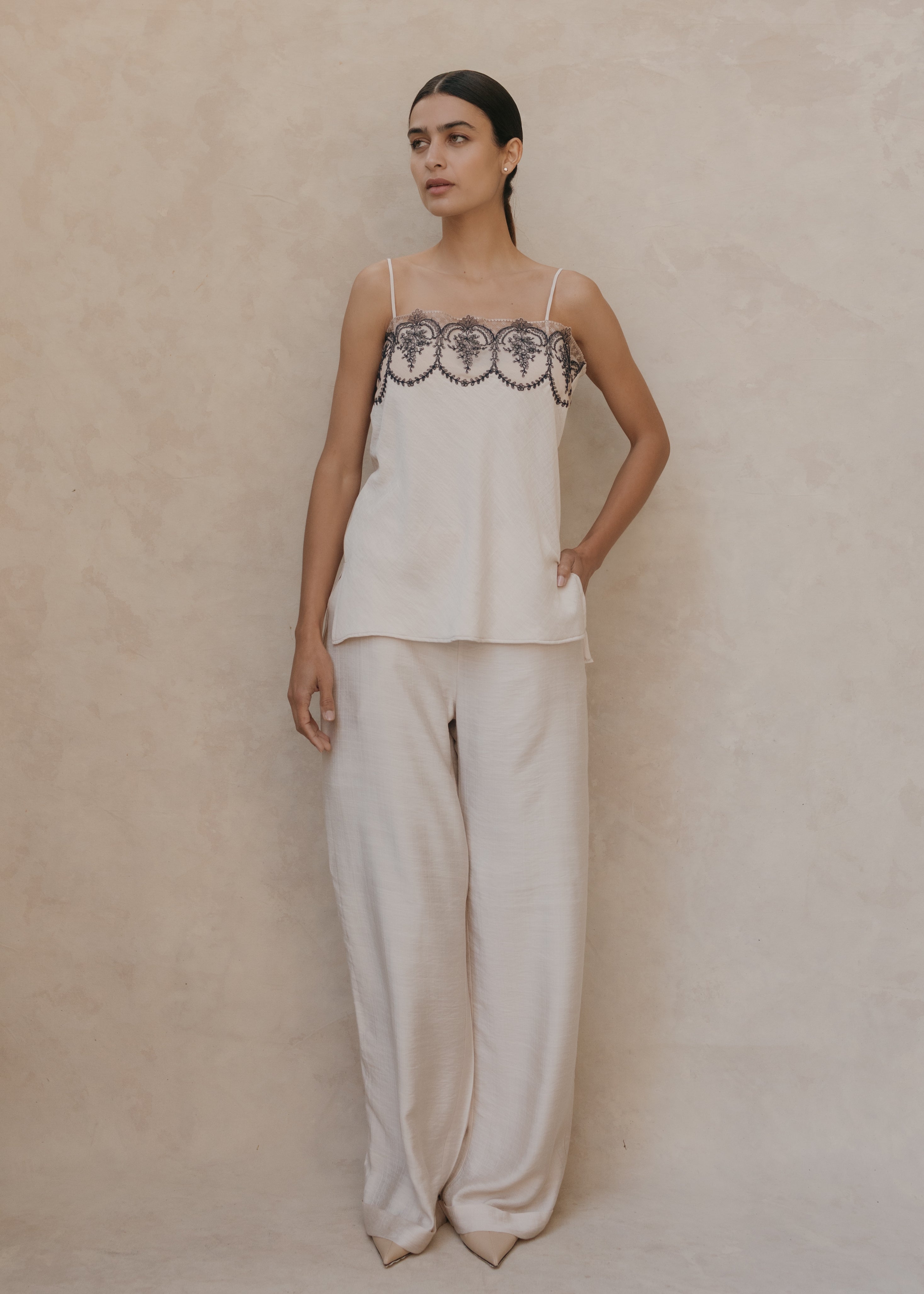 Top Leila color ivory con Pantalón Aurelie – look frontal en modelo