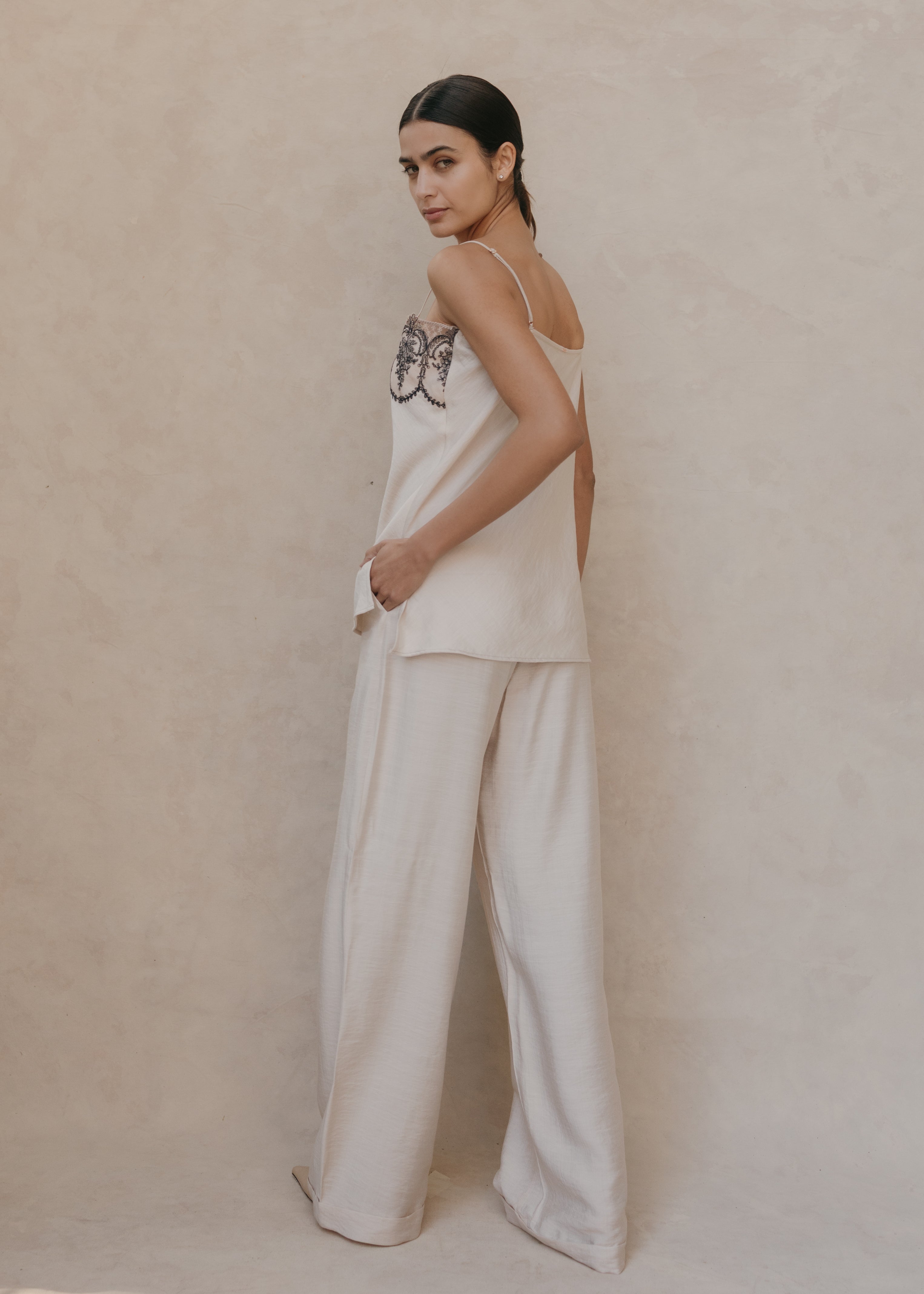 Top Leila color ivory – vista frontal de producto