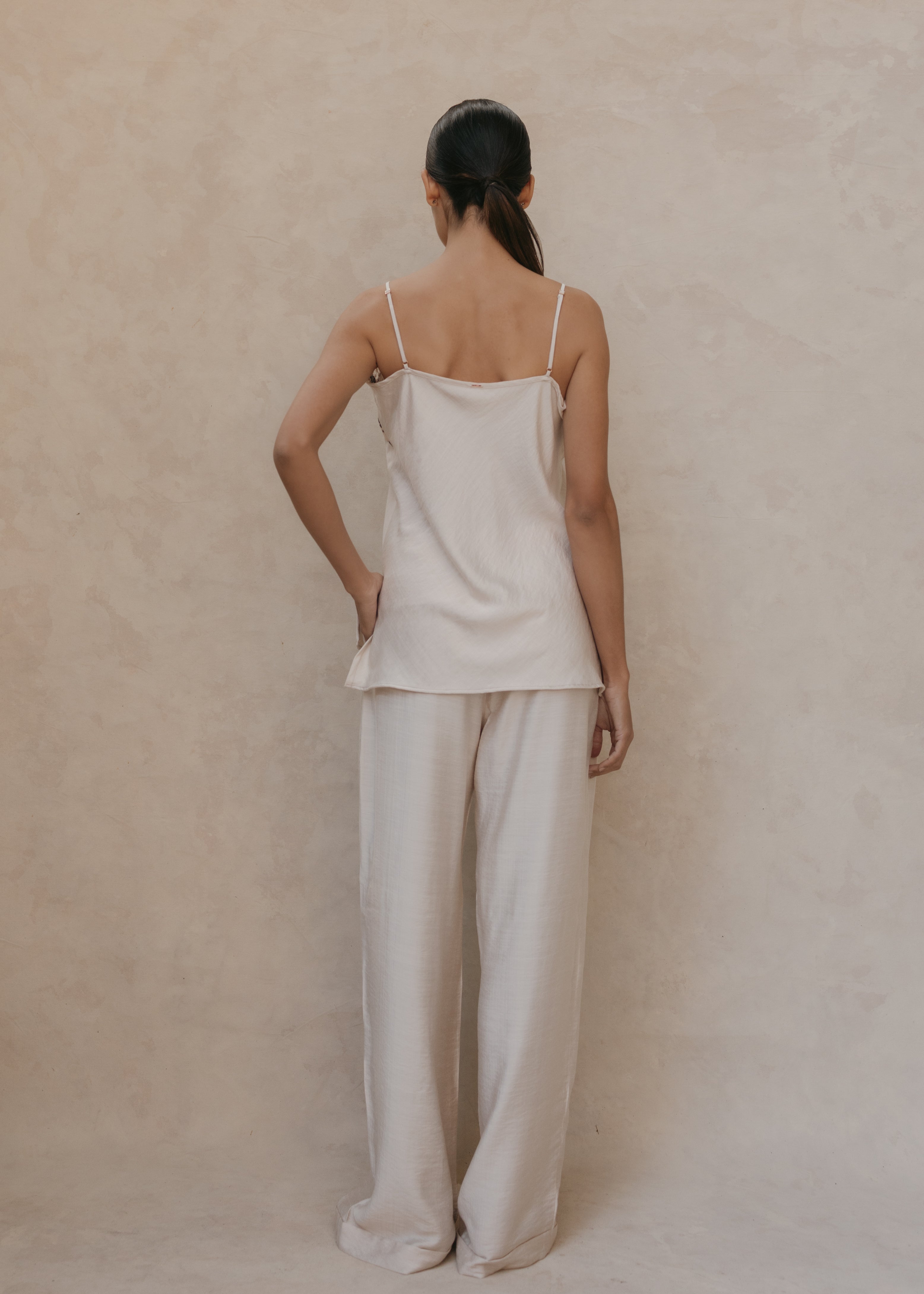 Top Leila color ivory con Pantalón Aurelie – vista lateral en modelo