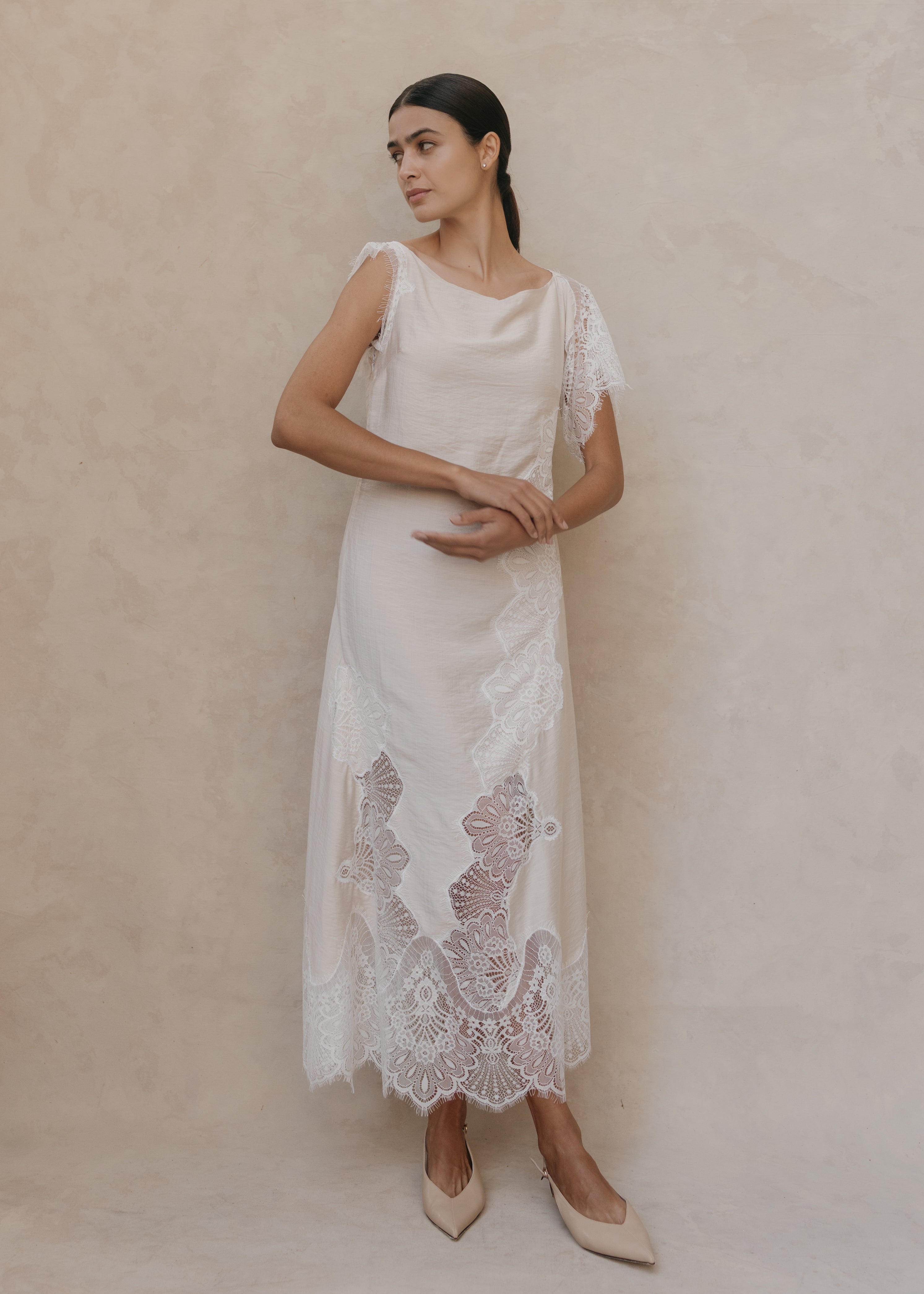 Vestido Mar color ivory – look frontal en modelo
