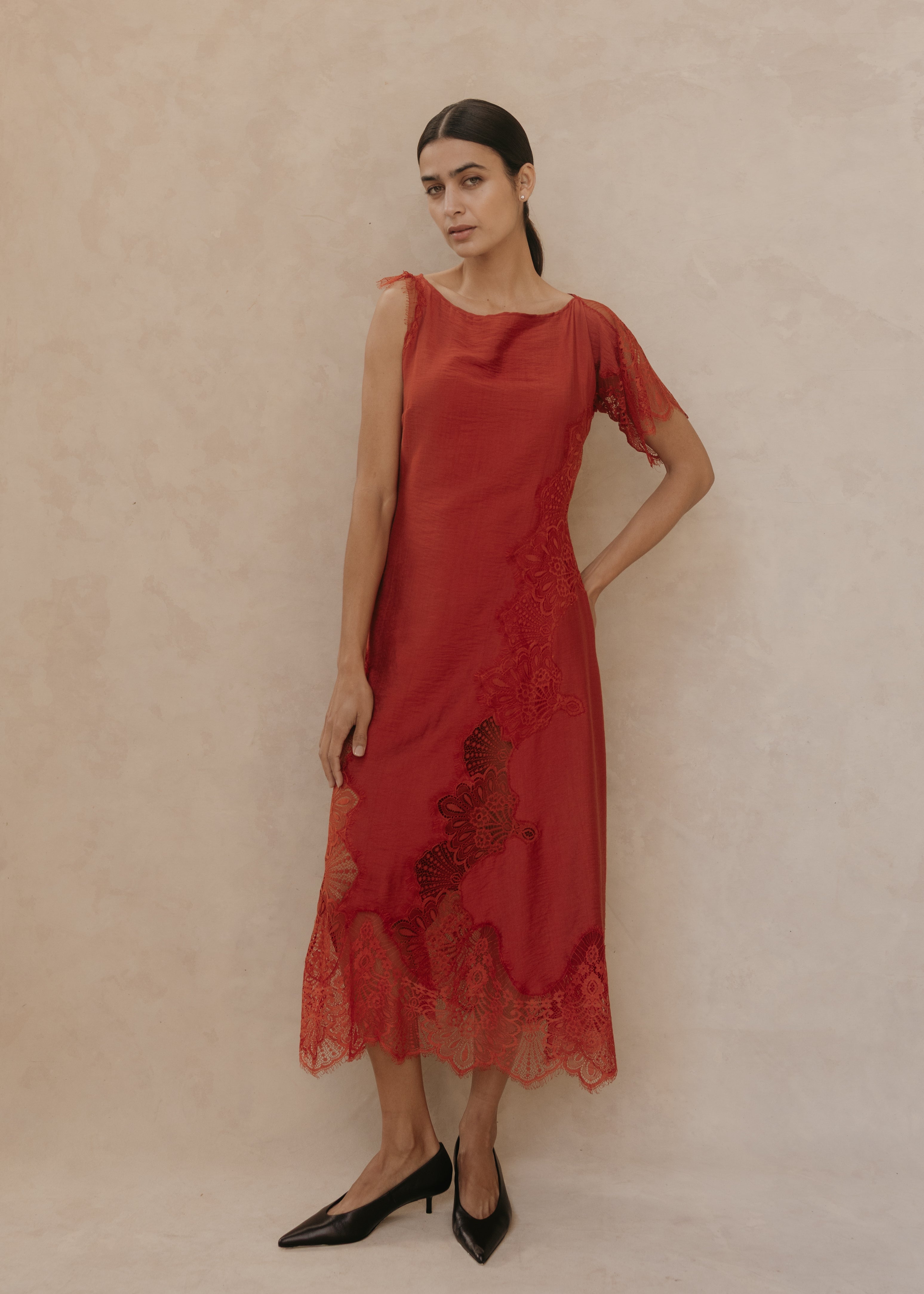Vestido Mar color ladrillo – look frontal en modelo