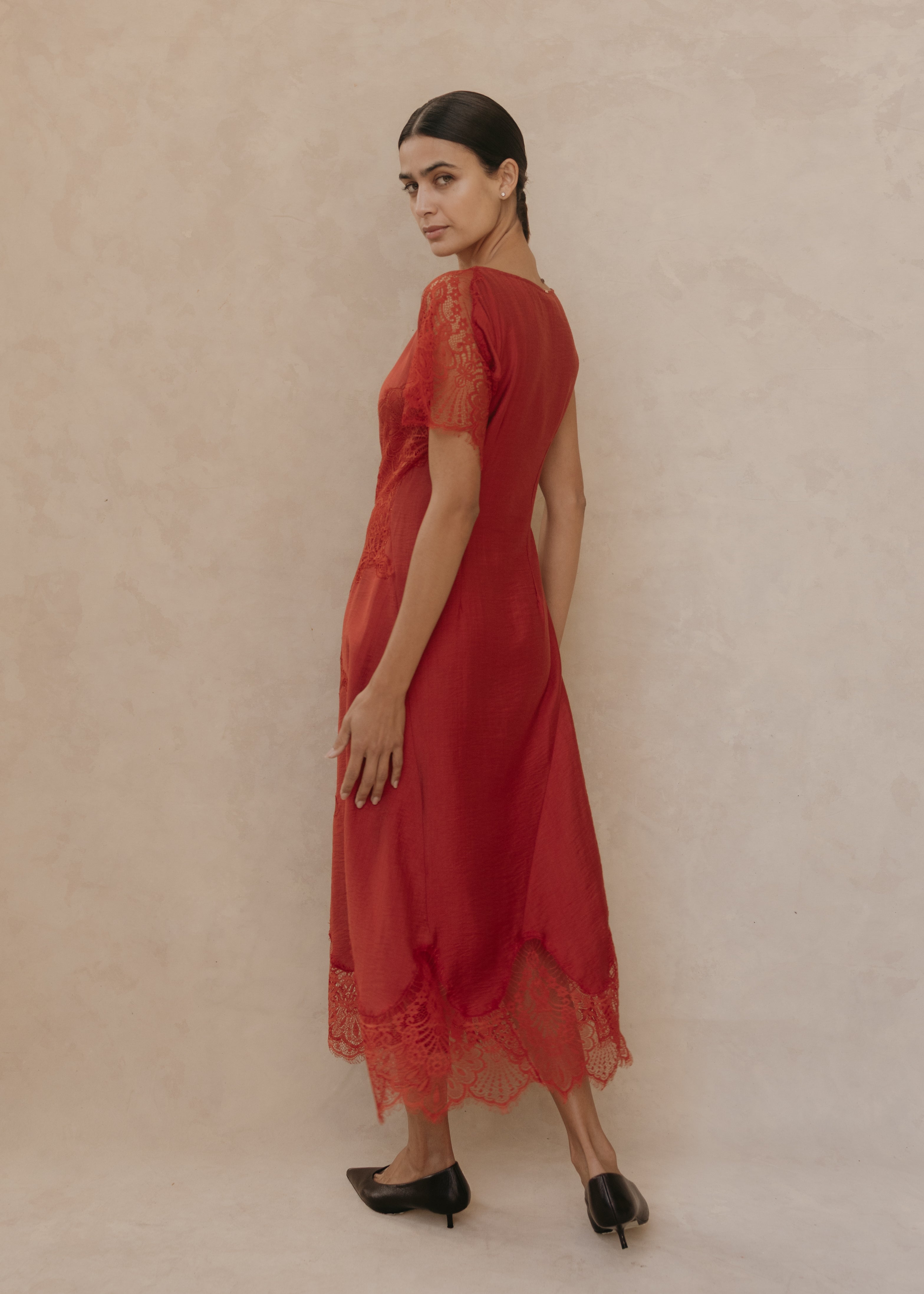 Vestido Mar color ladrillo – vista posterior en modelo