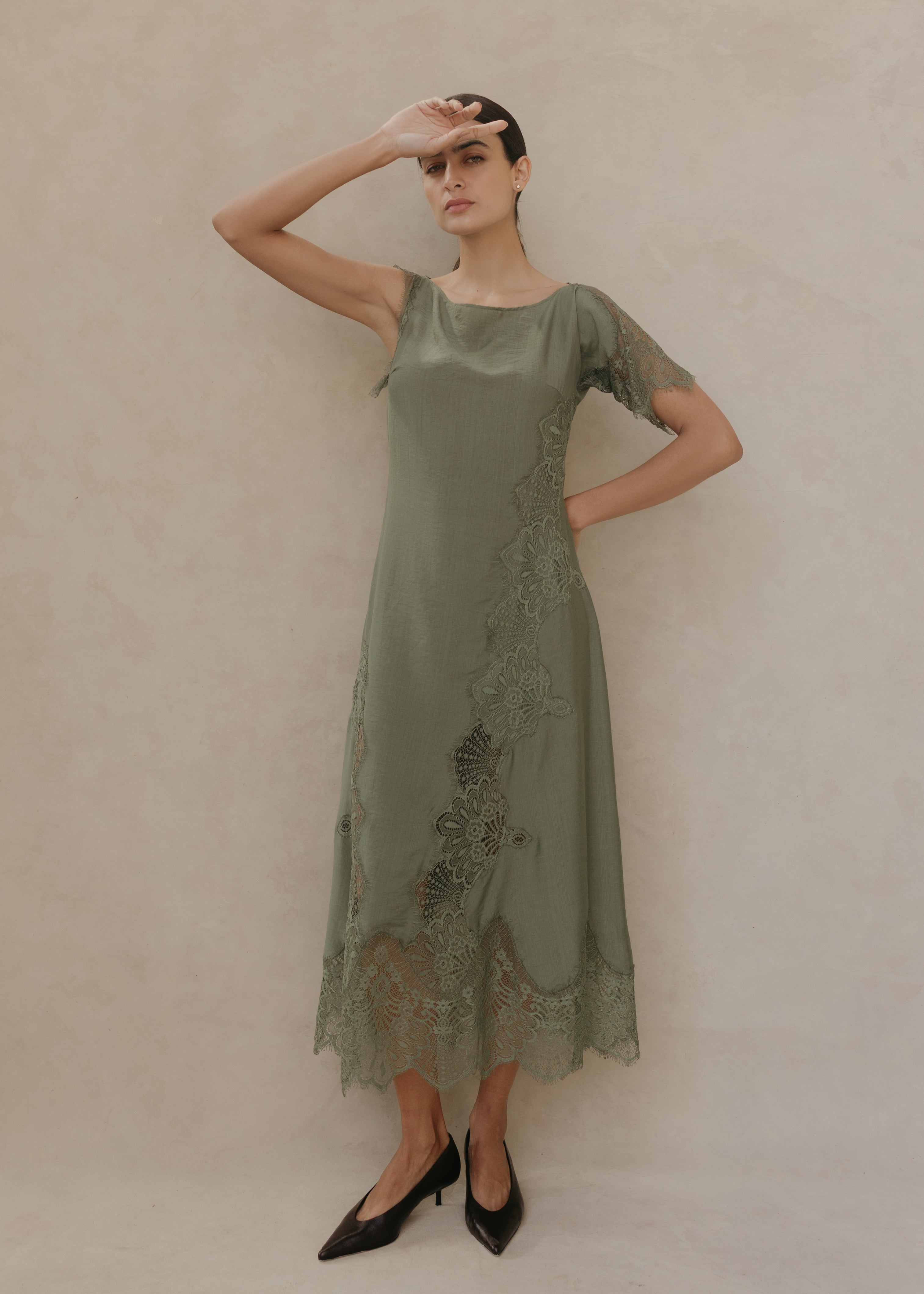 Vestido Mar color verde olivo – look frontal en modelo
