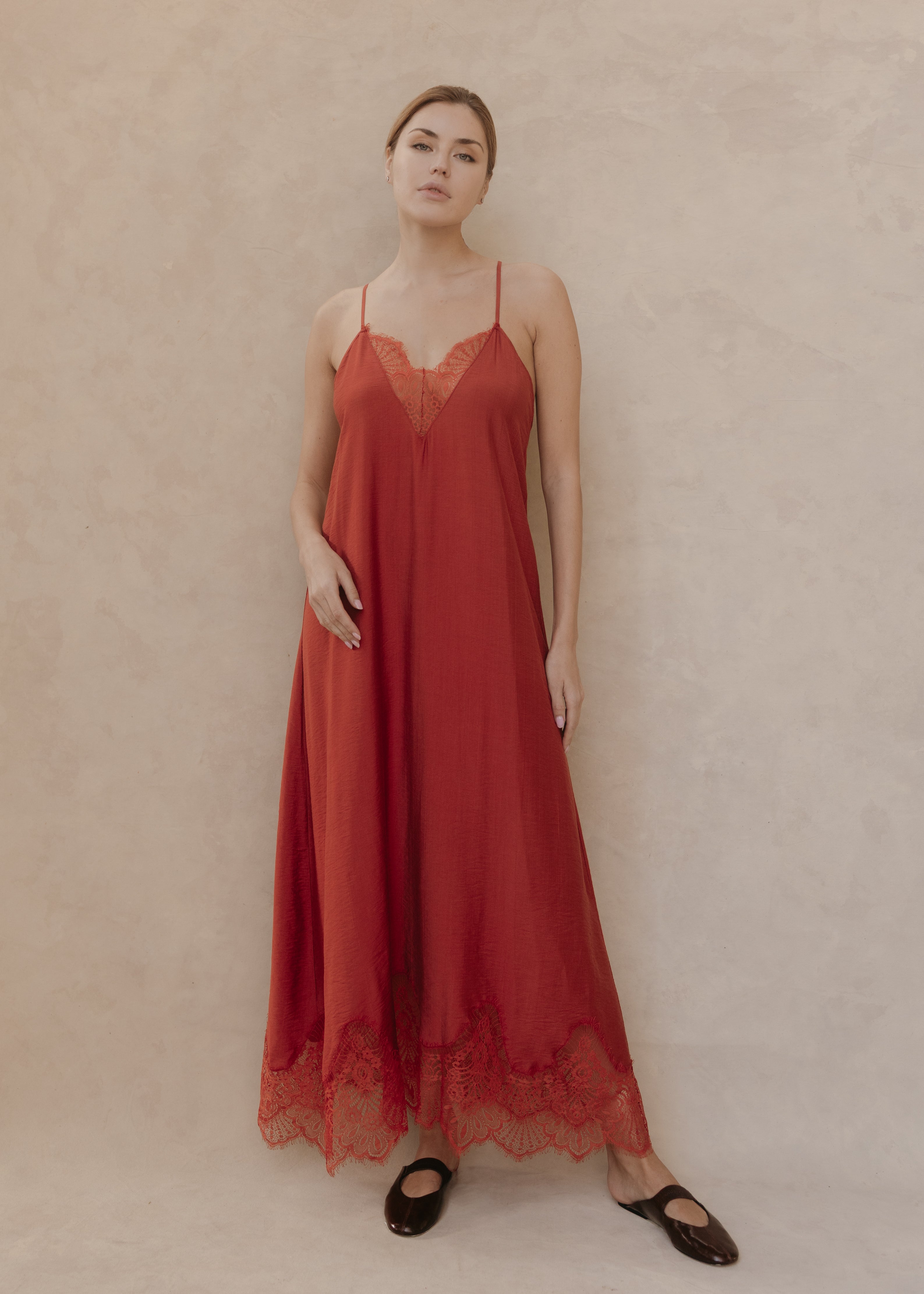 Modelo con Vestido Seraphine midi color ladrillo, vista frontal