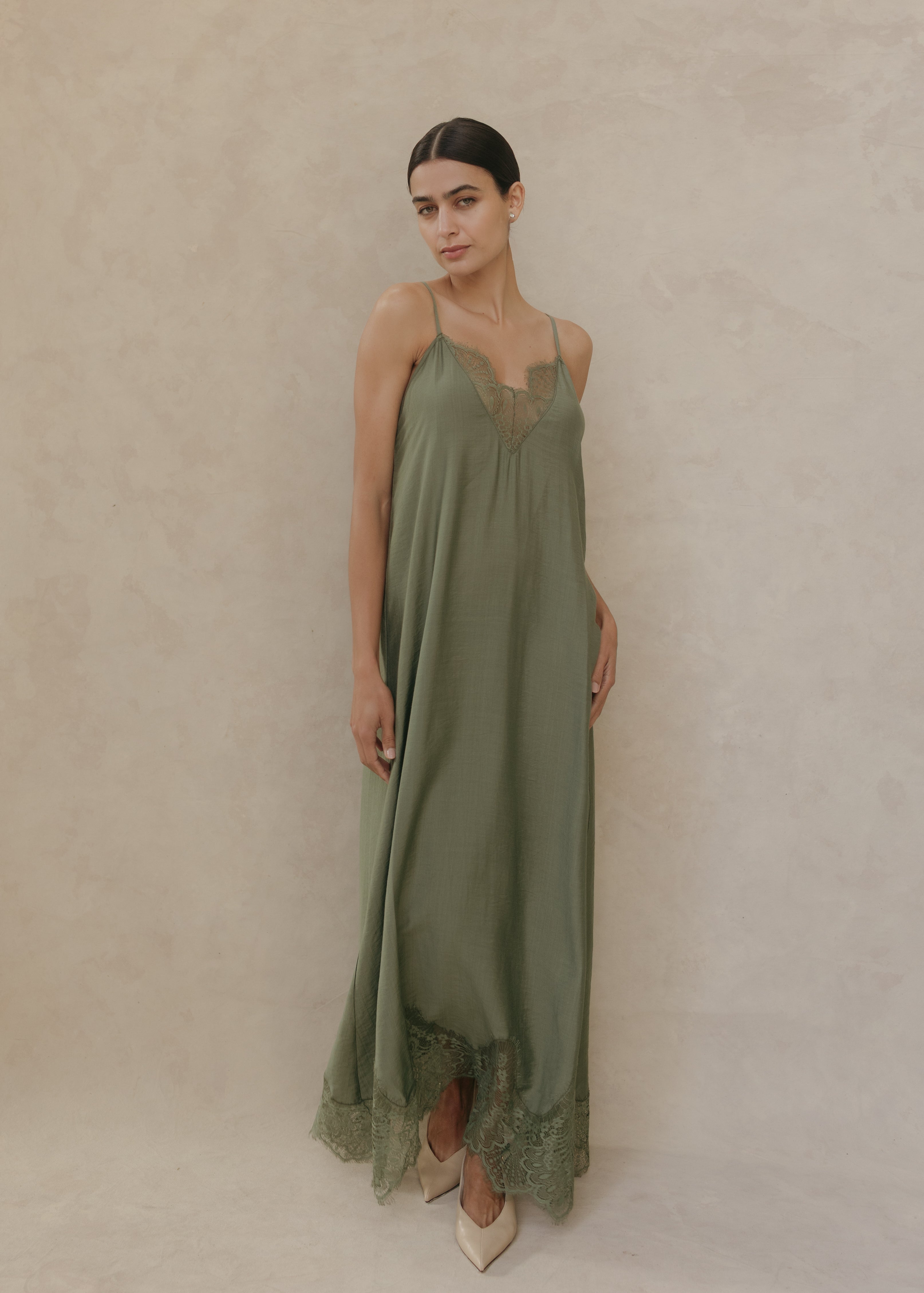 Modelo con Vestido Seraphine midi color verde olivo, vista frontal