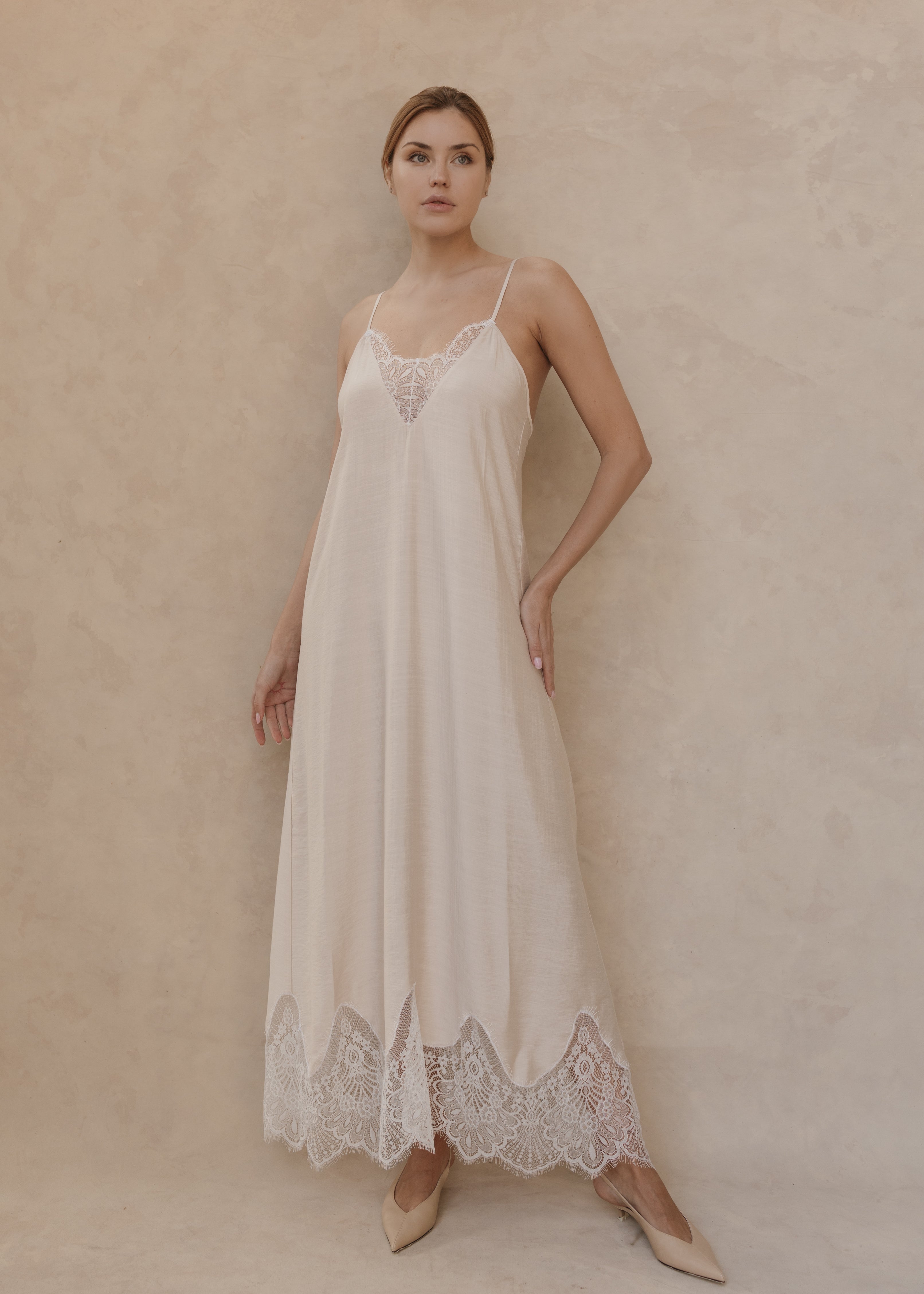 Modelo con Vestido Seraphine midi color ivory, vista frontal